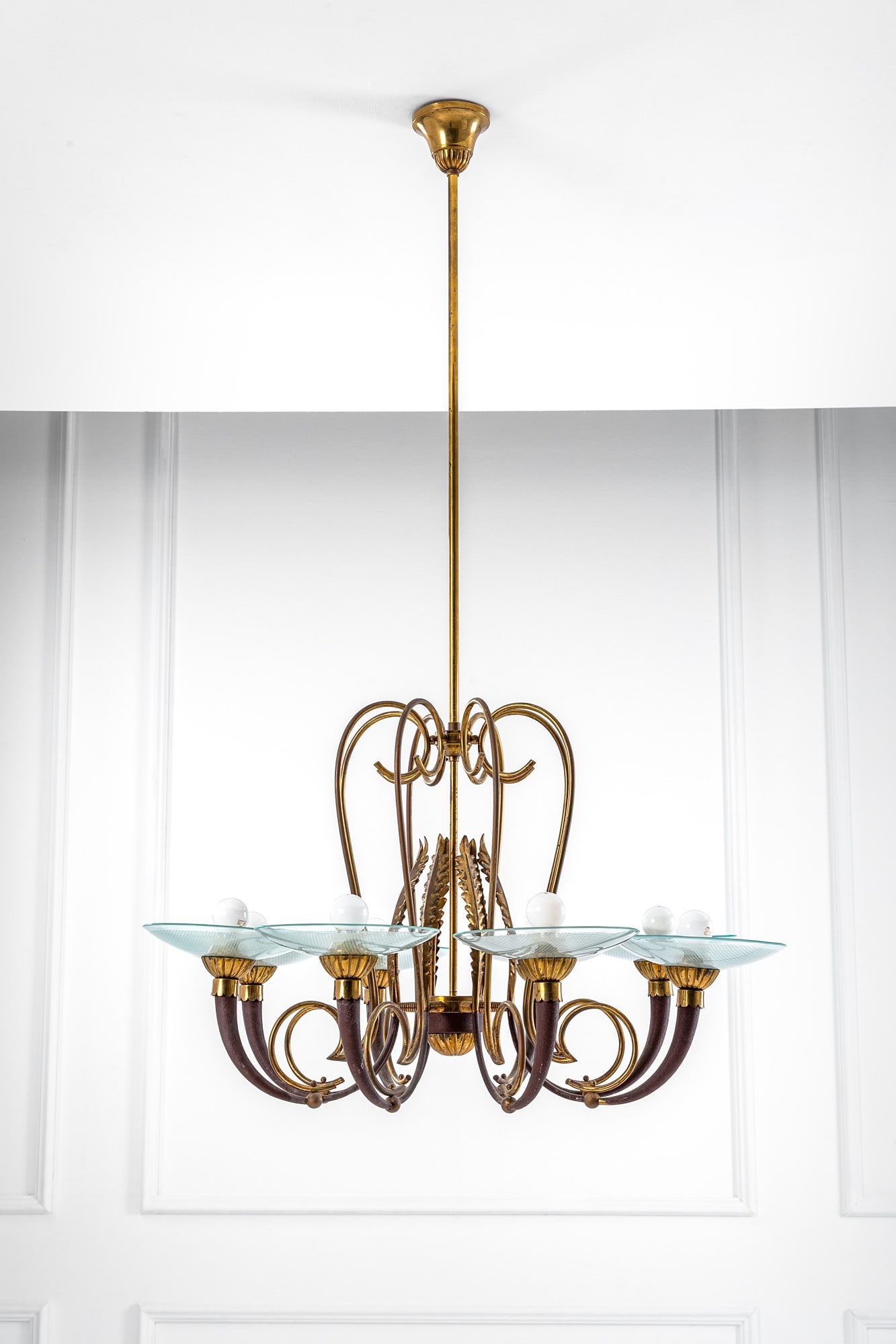 Lumen (attr.). Lampadario a otto luci: Lampadario a otto luci Ottone lucido, metallo verniciato, vetro curvato e molato. 1950 ca. h cm 132, diam. cm 80