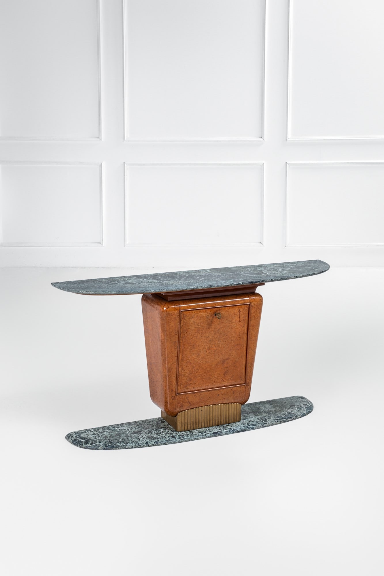 Console con mobile bar con illuminazione integrata: Console con mobile bar con illuminazione integrata Marmo, legno impiallacciato in radica, ottone lavorato a sbalzo, vetro molato, vetro specchiato. 1940 ca. cm 87x230x53
