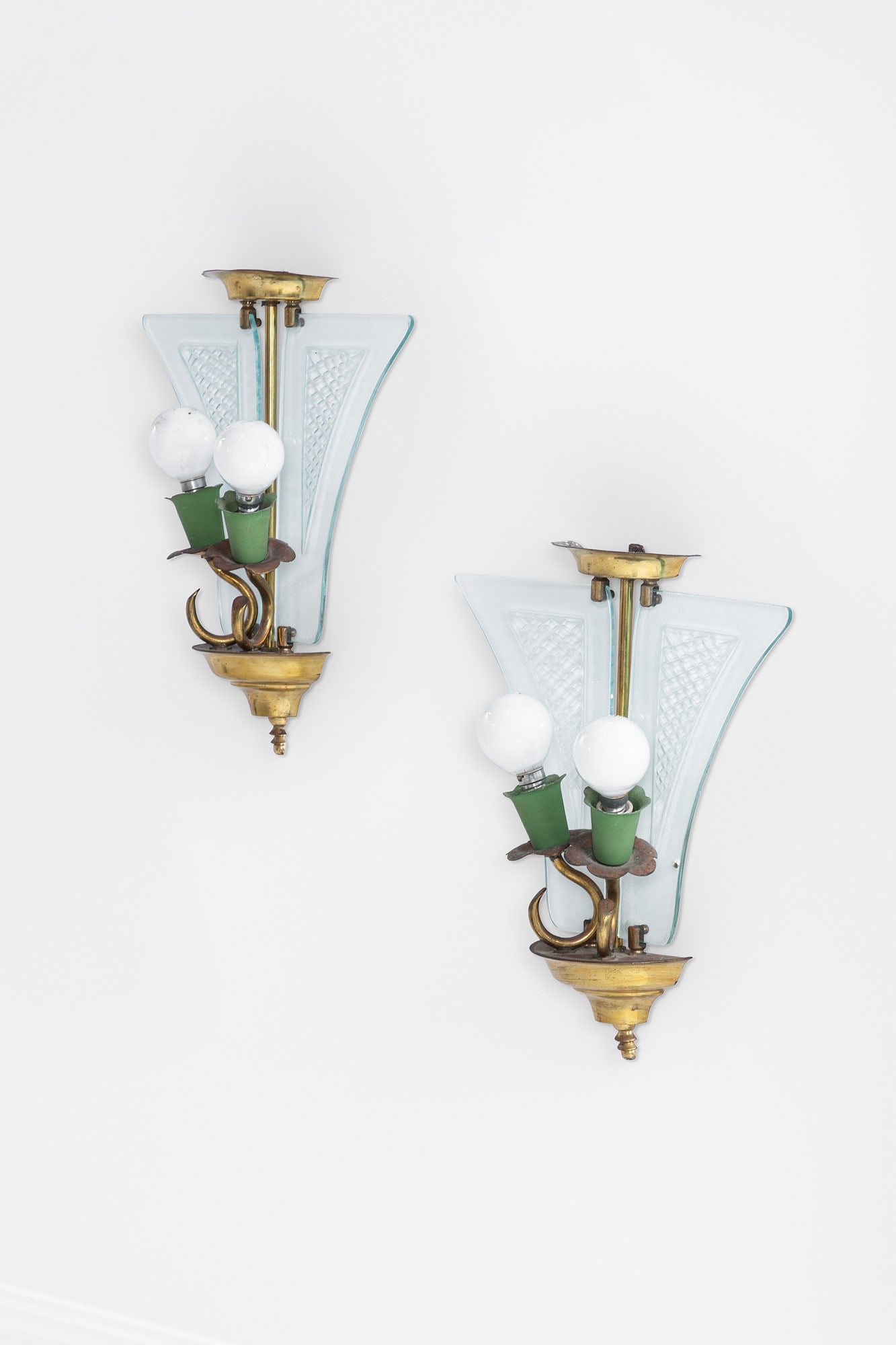 Cristal Art (attr.). Due lampade da parete: Due lampade da parete Ottone lucido, metallo laccato, cristallo molato e inciso. 1950 ca. cm 31x26x8