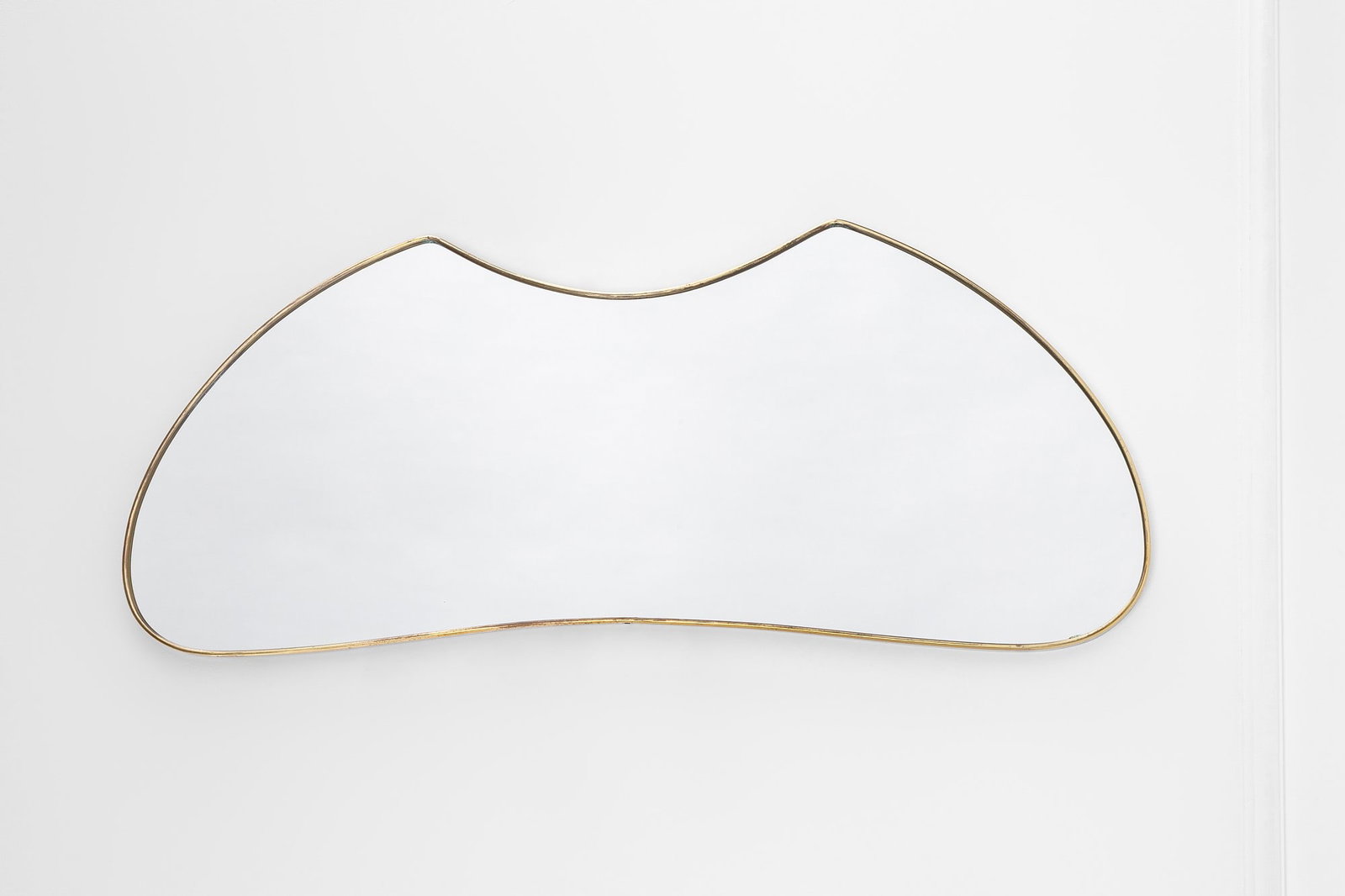 Specchiera: Specchiera Ottone dorato, vetro specchiato. 1950 ca. cm 110x46x2