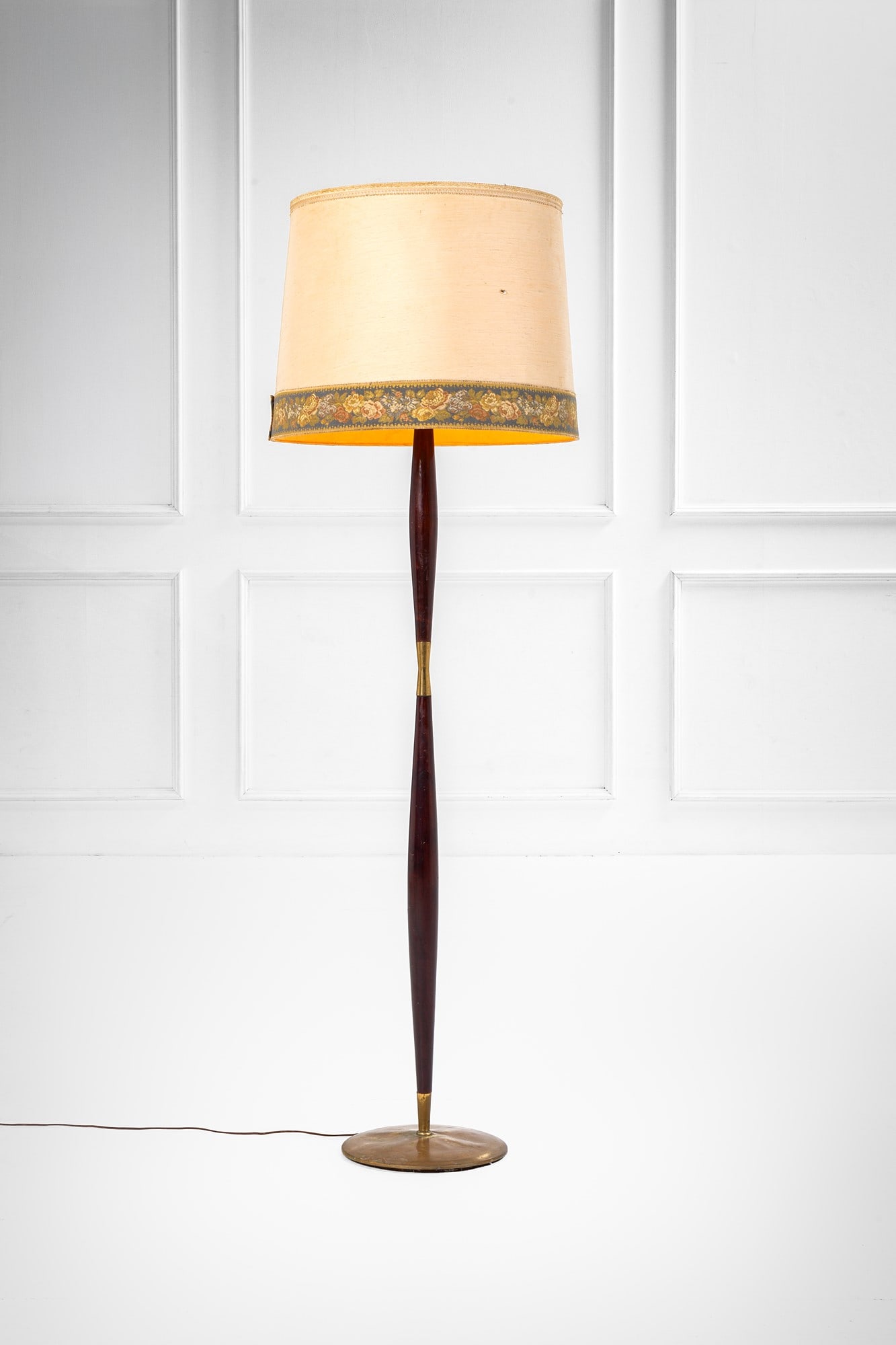 Lampada da terra: Lampada da terra Legno massello tinto, ottone lucido, tessuto. 1950 ca. h cm 178, diam. cm 58