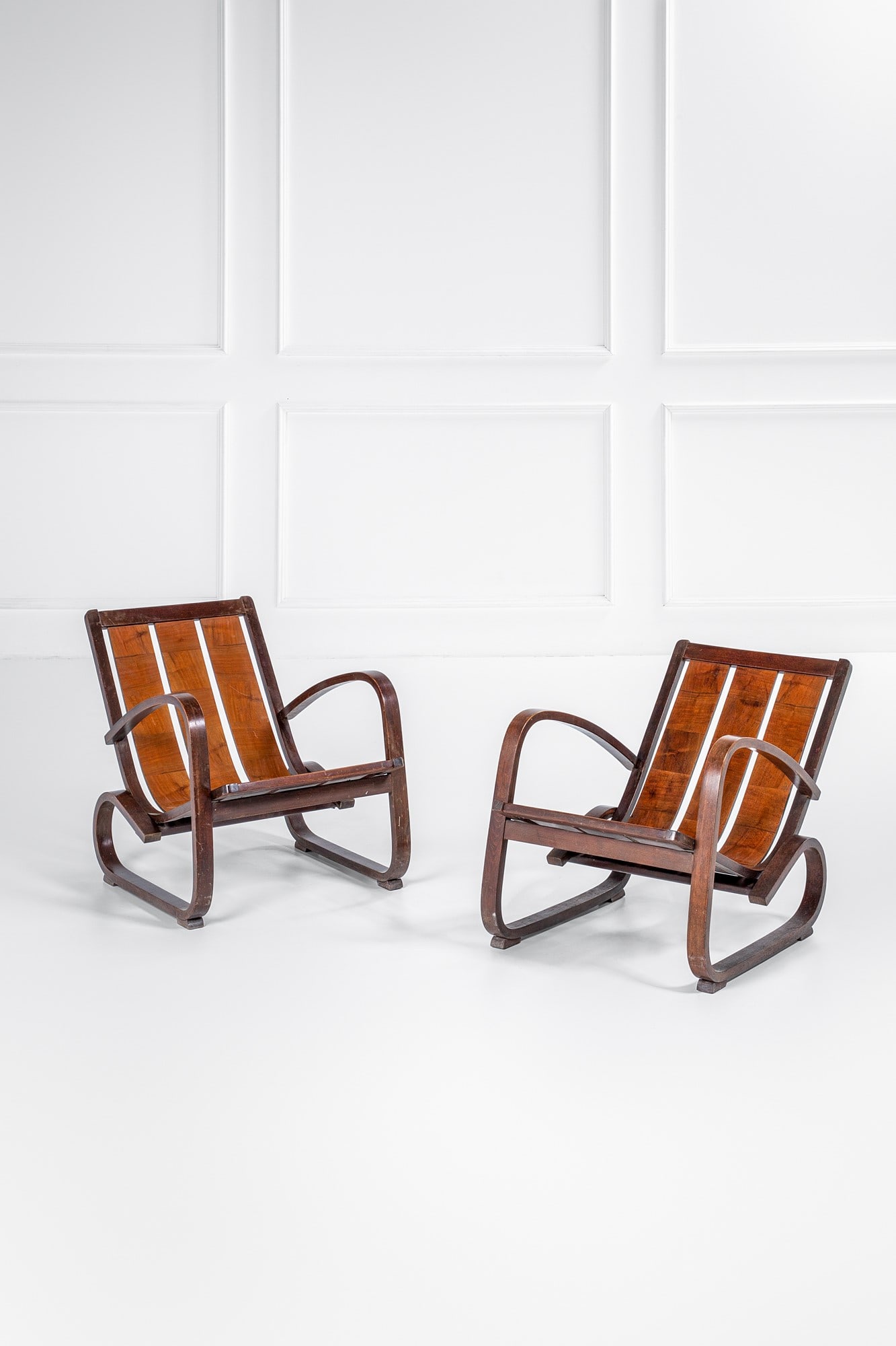 Due poltrone razionaliste: Due poltrone razionaliste Legno curvato tinto, legno multistrato curvato. 1930 ca. cm 64x60x87