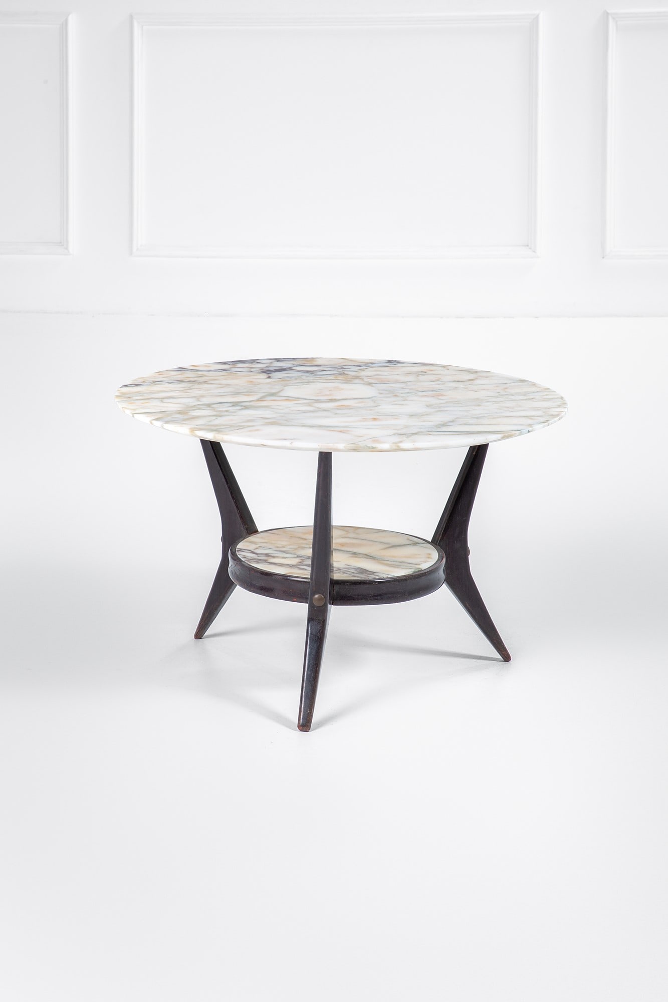 Ico Parisi, nel gusto di. Tavolino: Tavolino Legno sagomato ebanizzato, marmo. 1950 ca. h cm 51, diam. cm 80