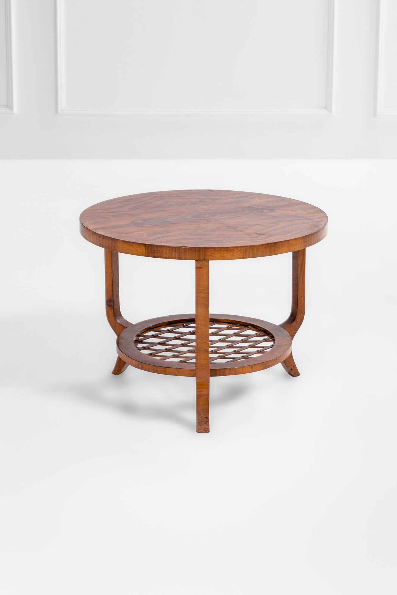 Tavolino: Tavolino Legno impiallacciato, legno sagomato, ottone. 1930 ca. h cm 49, diam. cm 66