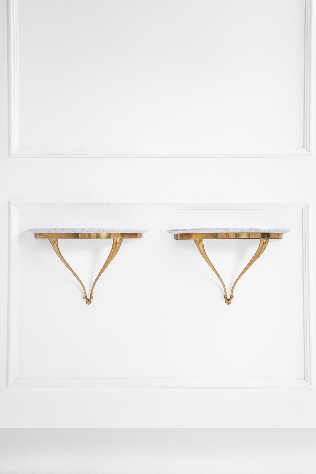 Carlo Enrico Rava. Due consoles pensili: Due consoles pensili Ottone lucido, marmo. 1950 ca. cm 35x57x24