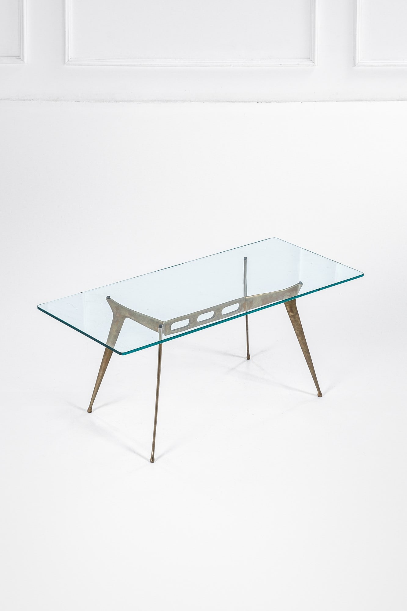 Cesare Lacca, nel gusto di. Tavolino: Tavolino Fusione di ottone, cristallo molato. 1950 ca. cm 44x100x45