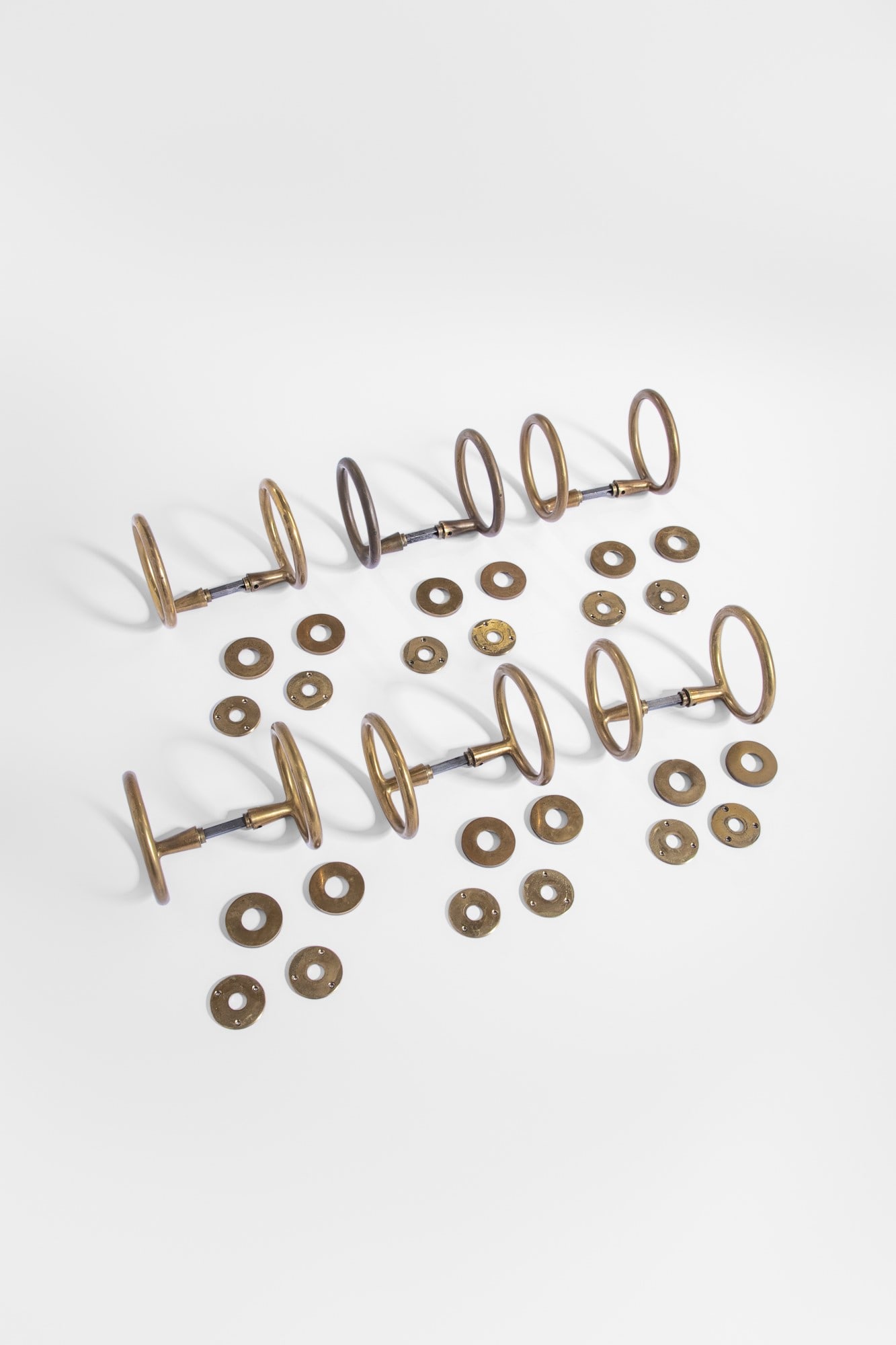 Sei coppie di maniglie circolari: Sei coppie di maniglie circolari Ottone lucido. 1950 ca. cm 12x15x12