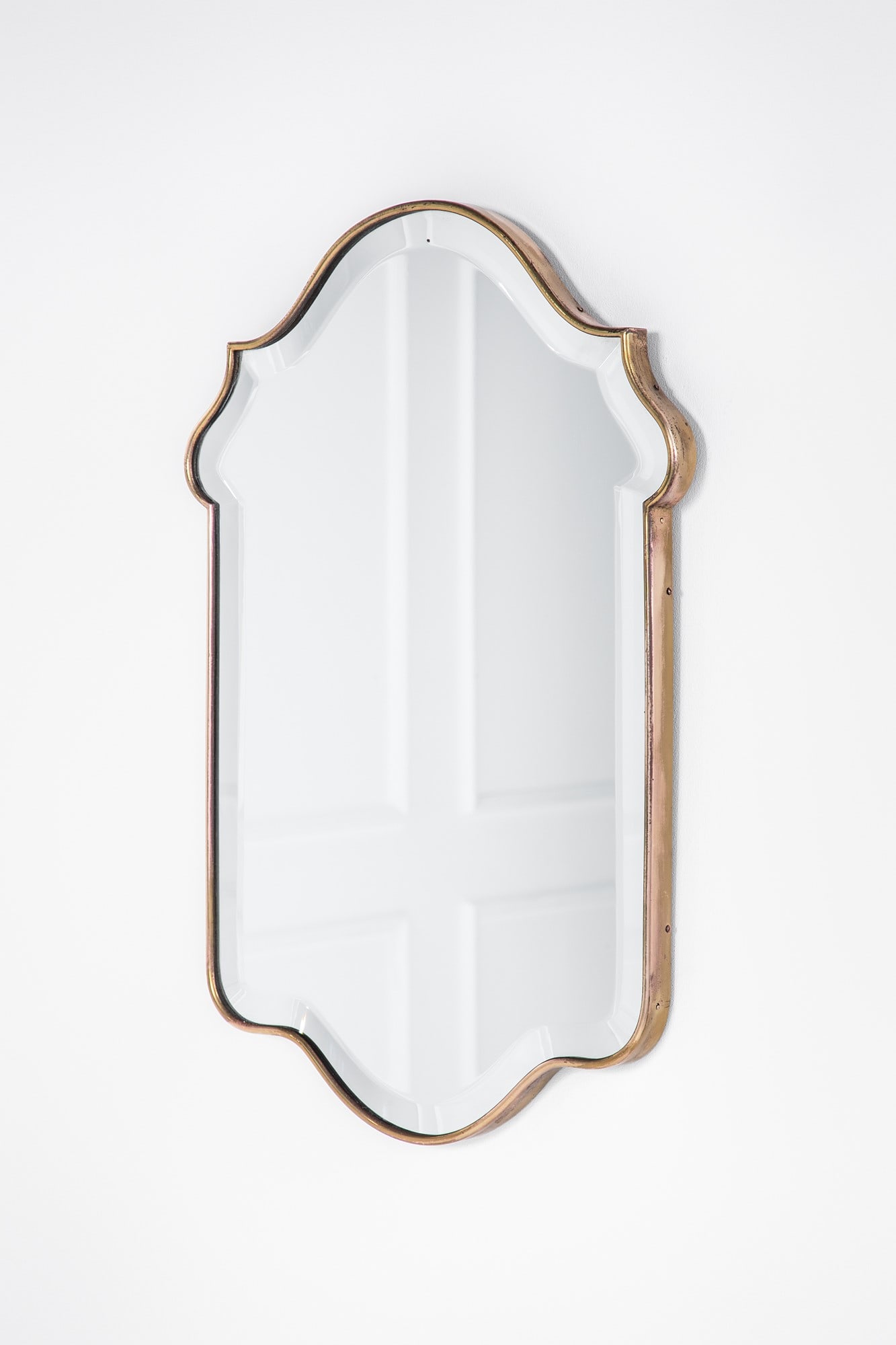 Specchio da parete: Specchio da parete Ottone lucido, vetro specchiato, molato e bisellato. 1950 ca. cm 63x43x3