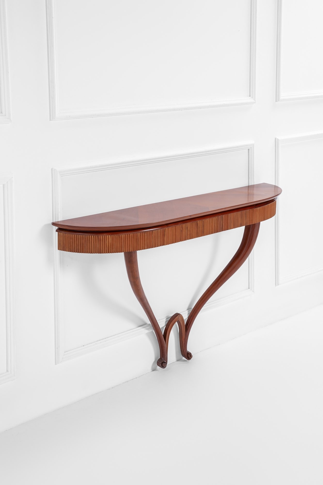 Grande console con cassetto: Grande console con cassetto Legno impiallacciato, legno massello sagomato, legno grissinato. 1950 ca. cm 82x150x30