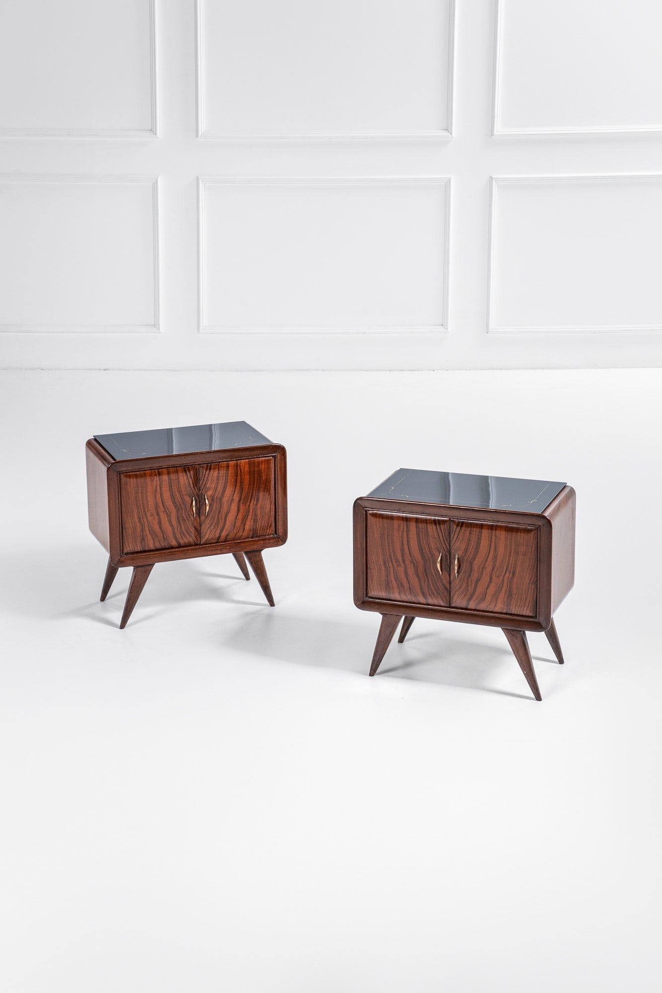Due comodini: Due comodini Legno impiallacciato, legno massello, ottone, vetro colorato con decoro dorato. 1950 ca. cm 62x62x37
