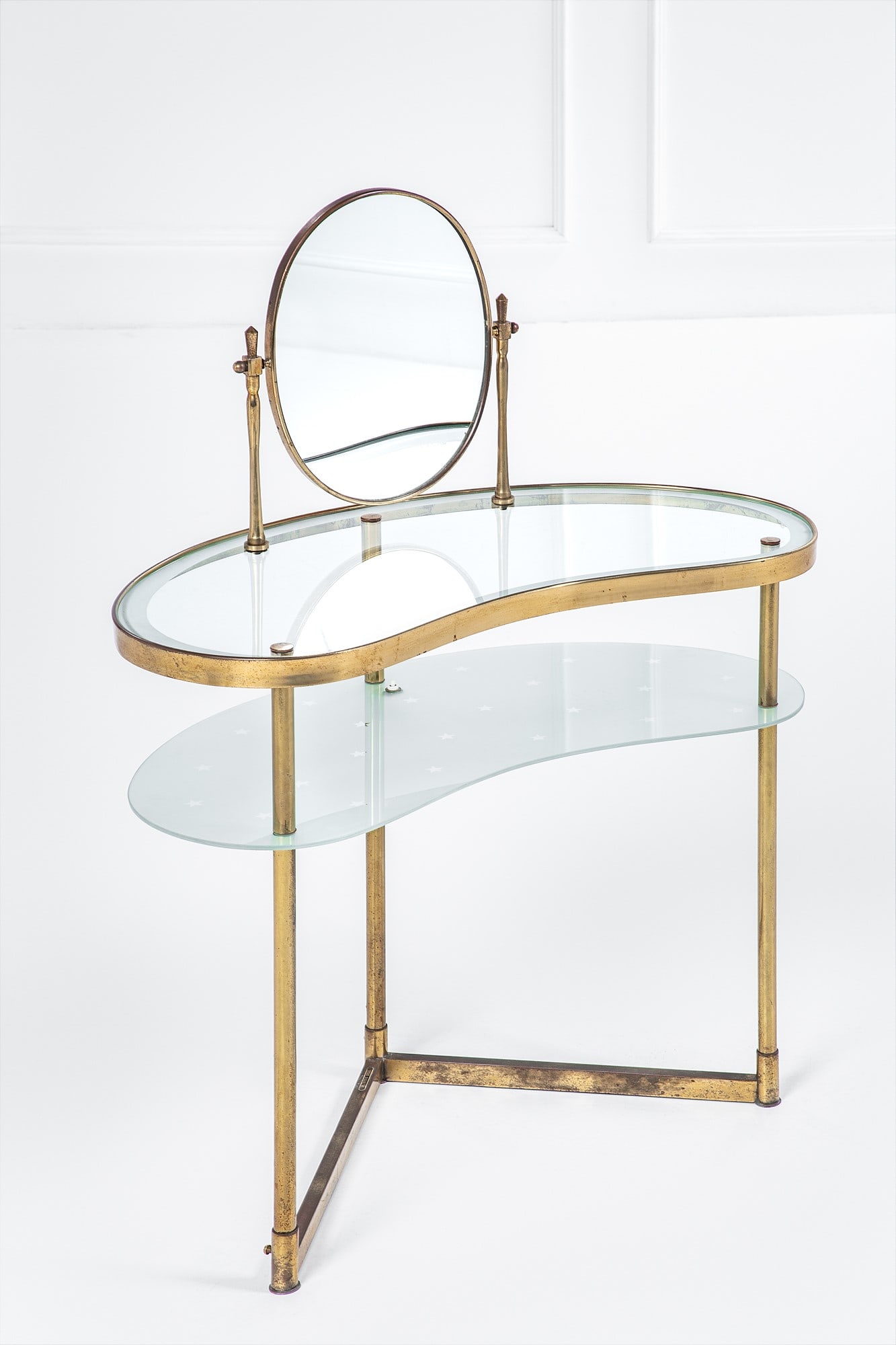 Mobile da toeletta: Mobile da toeletta Ottone, vetro satinato con decorazione a stelle, vetro specchiato. 1950 ca. cm 120x92x48
