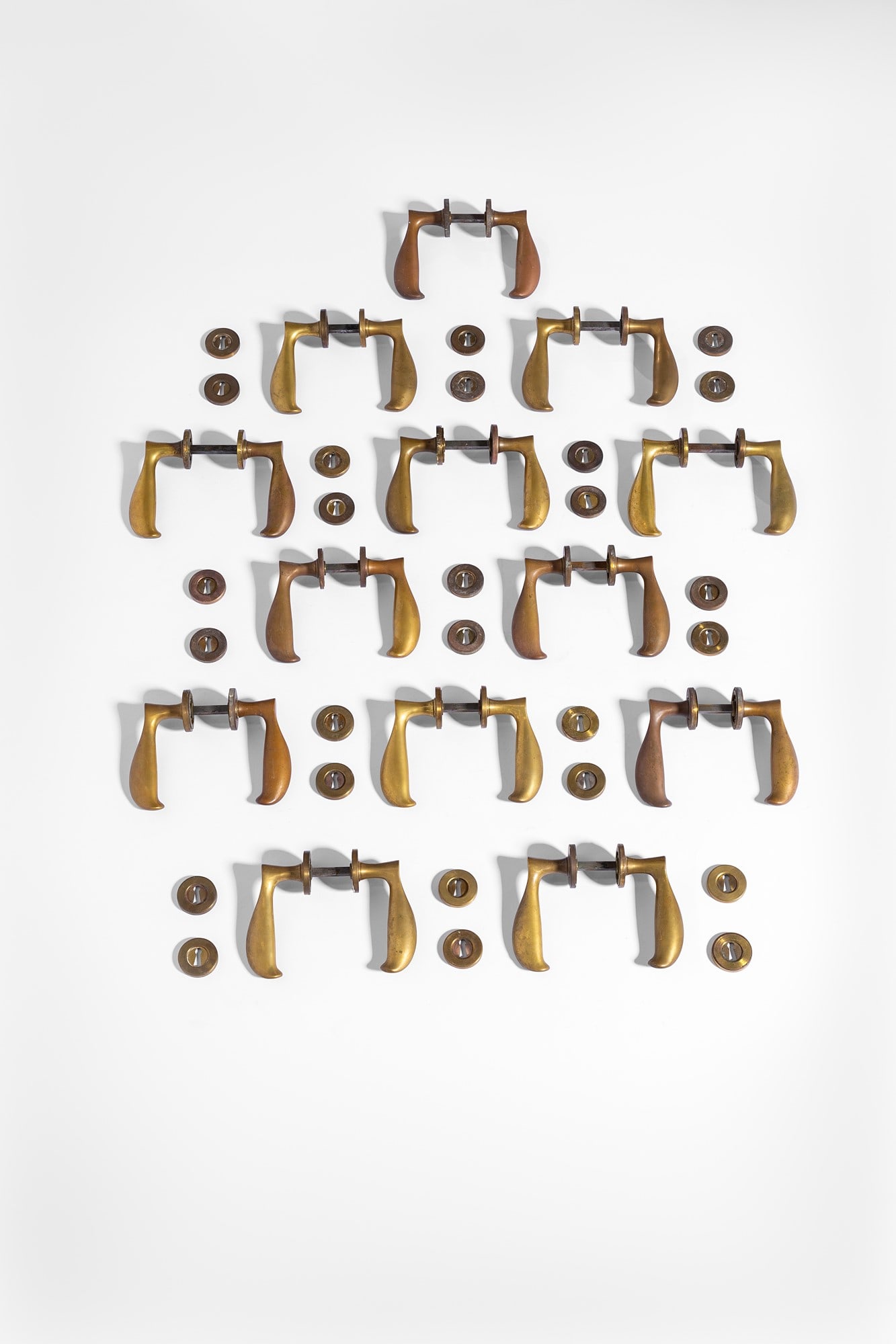 Tredici coppie di maniglie con bocchette: Tredici coppie di maniglie con bocchette Fusione di ottone. 1950 ca. cm 4x17x13