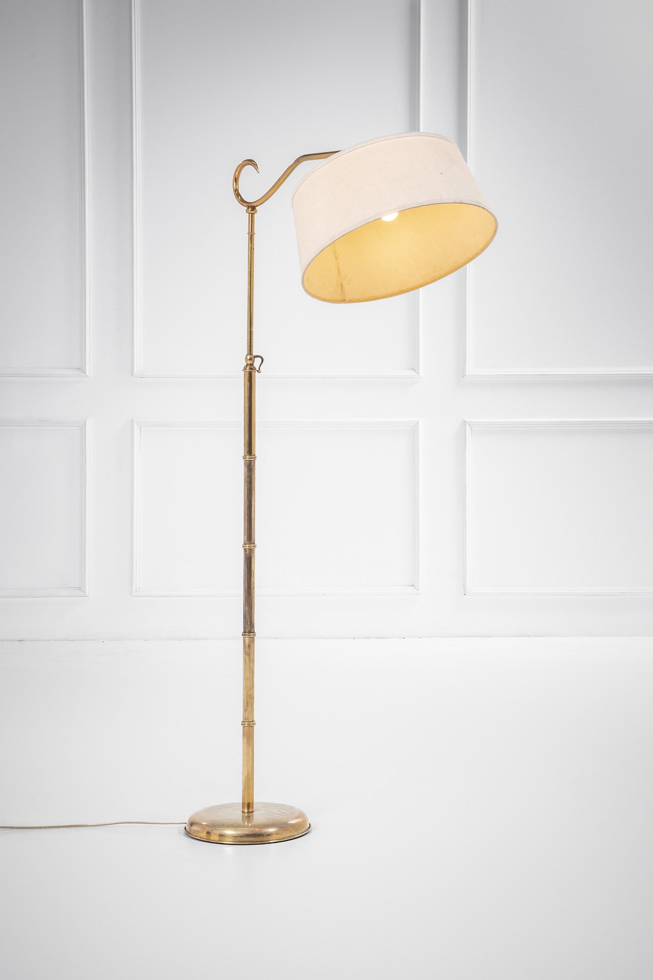Lampada da terra mod. Bridge: Lampada da terra mod. Bridge Ottone dorato, tessuto. 1950 ca. h variabile cm 134-174, lung. braccio variabile cm 60-74, diam. paralume cm 45