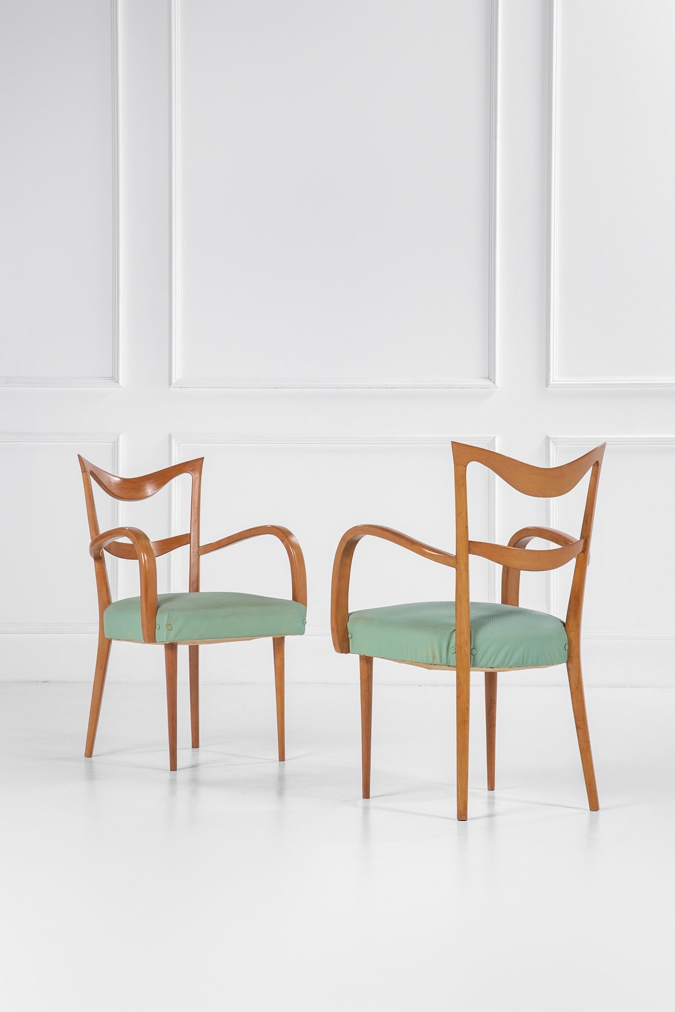 Paolo Buffa, nel gusto di. Due poltroncine: Due poltroncine Legno massello sagomato, similpelle. 1950 ca. cm 87x55x52