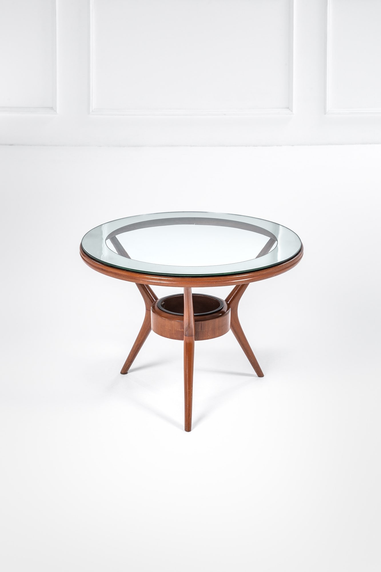 Tavolino: Tavolino Legno, vetro molato con fascia specchiata. 1950 ca. h cm 54, diam. cm 70