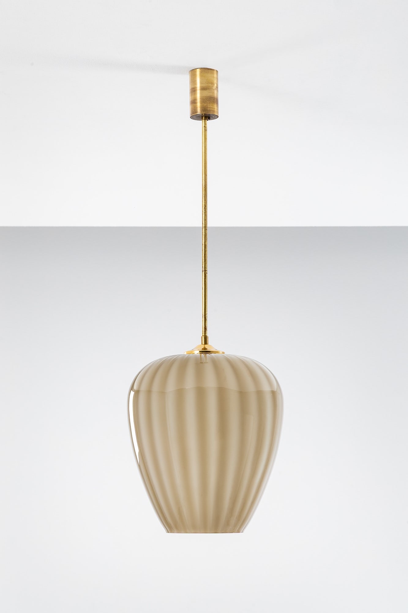 Venini (attr. ). Lampada a sospensione: Lampada a sospensione Vetro incamiciato a coste, ottone lucido. 1960 ca. h cm 75, diam. cm 26 Bibliografia: F. De Boni, I vetri Venini, Catalogo 1921–2007, Umberto Allemandi & C., Torino, 2007, p.