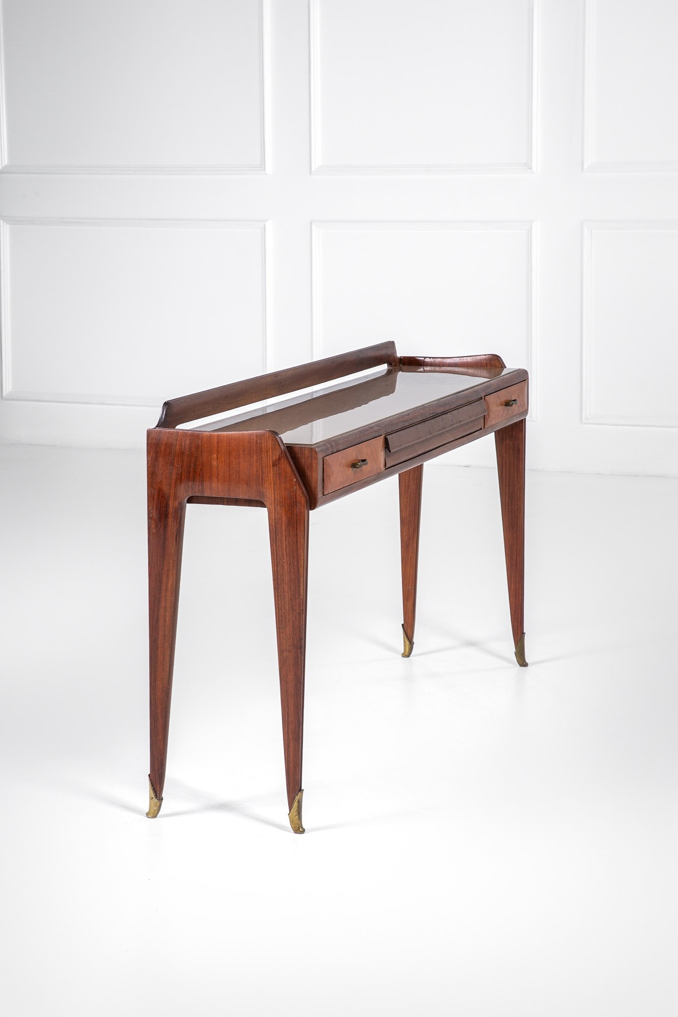 Dassi. Scrittoio: Scrittoio Legno impiallacciato, legno massello, vetro retrodipinto, ottone. Prod. Dassi, 1950 ca. cm 90x150x40