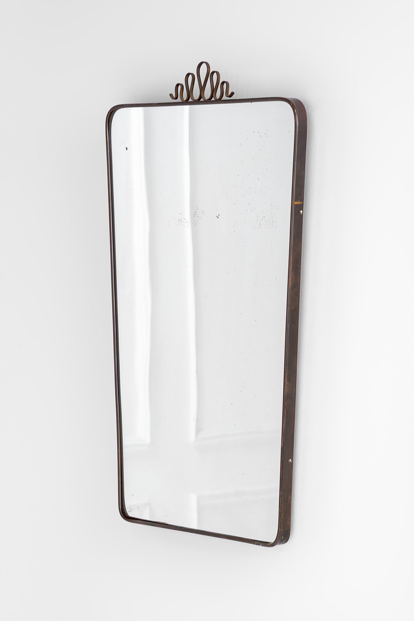 Gio Ponti, nel gusto di. Specchiera: Specchiera Ottone, vetro specchiato. 1950 ca. cm 80x43x3