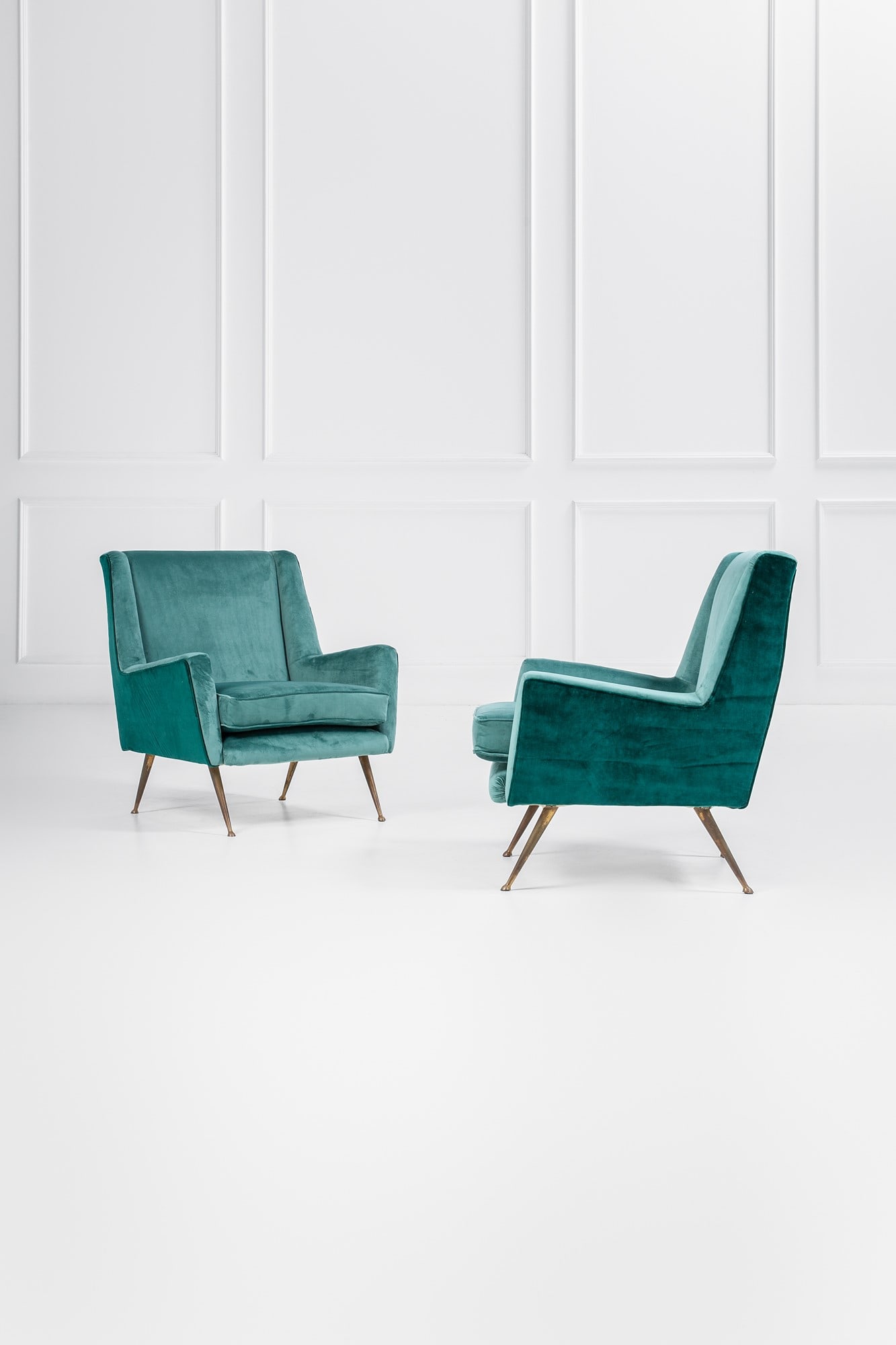 Due poltrone: Due poltrone Struttura in legno rivestita in tessuto, ottone lucido. 1950 ca. cm 81x73x76