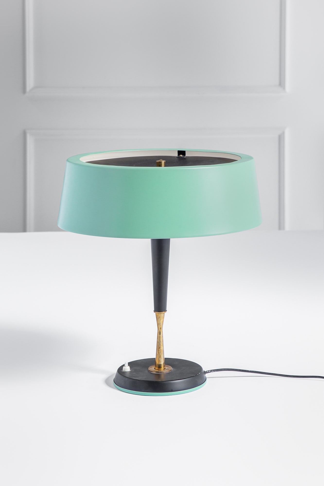 Oscar Torlasco (attr.). Lampada da tavolo: Lampada da tavolo Metallo verniciato, ottone lucido. 1950 ca. h cm 44, diam. cm 38