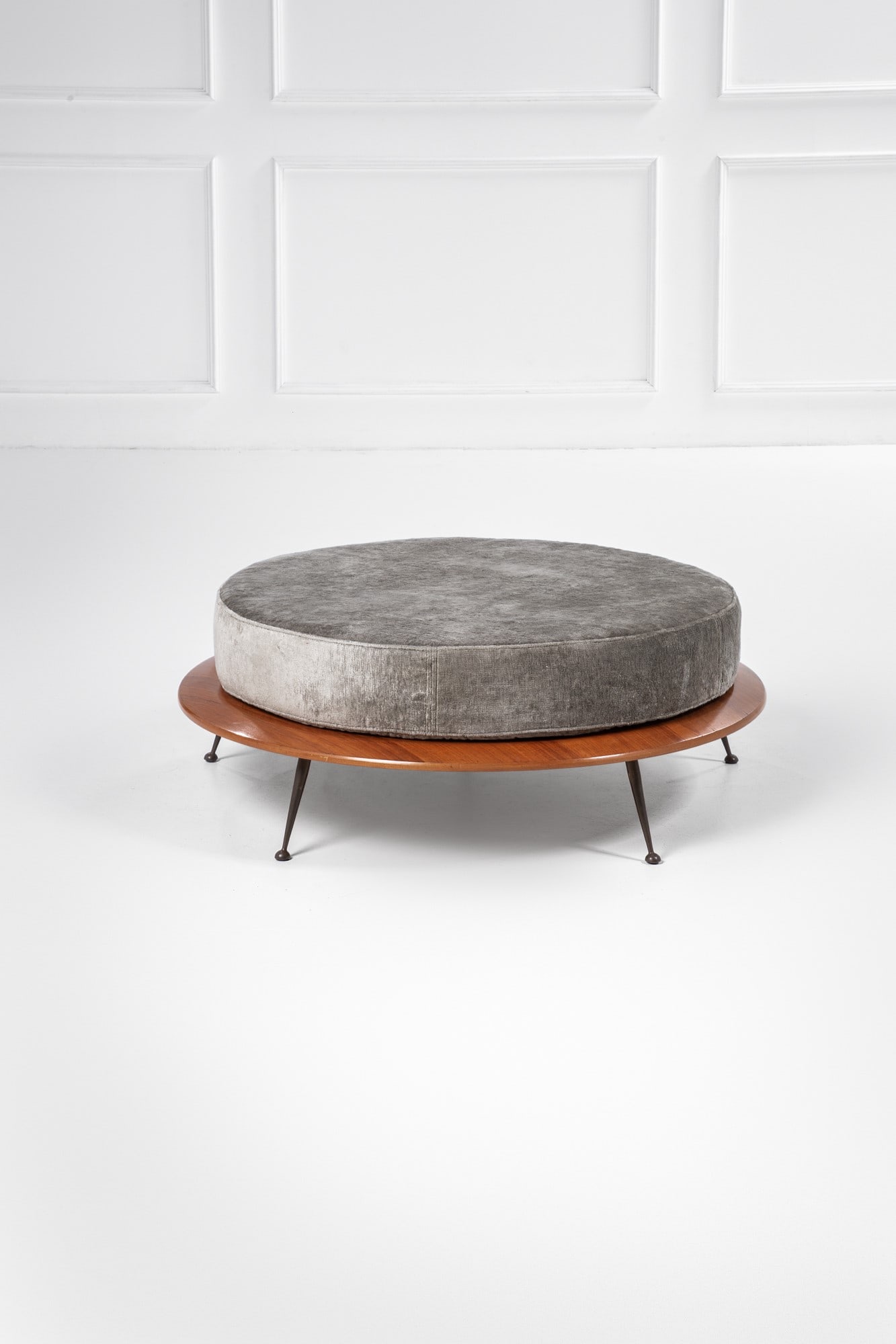 Grande seduta circolare: Grande seduta circolare Legno impiallacciato, ottone, tessuto. 1950 ca. h cm 40, diam. cm 110