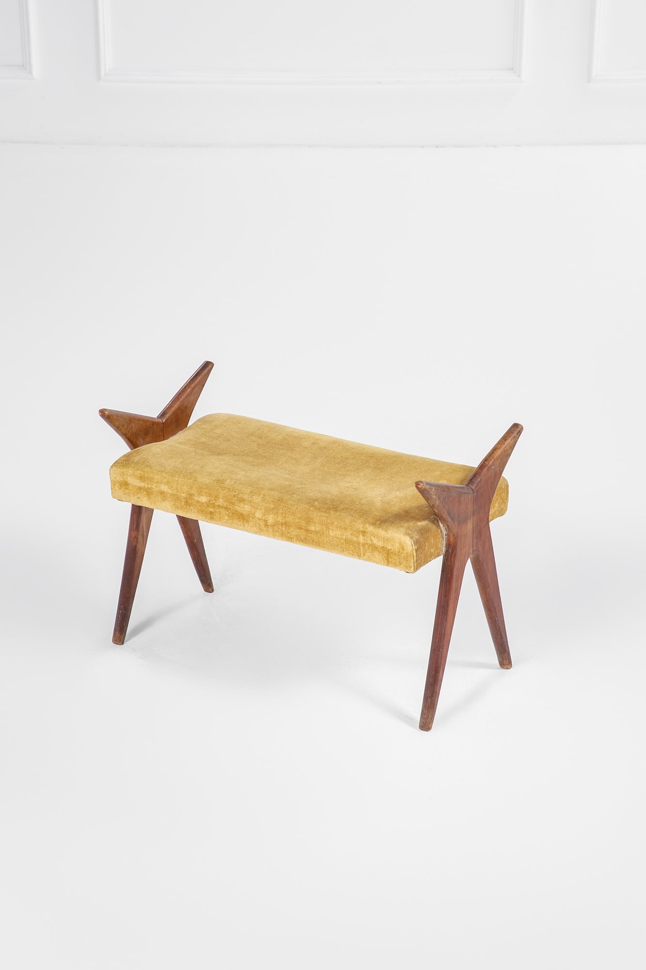 Augusto Romano (attr.). Sgabello: Sgabello Legno massello sagomato, tessuto. 1950 ca. cm 52x76x35