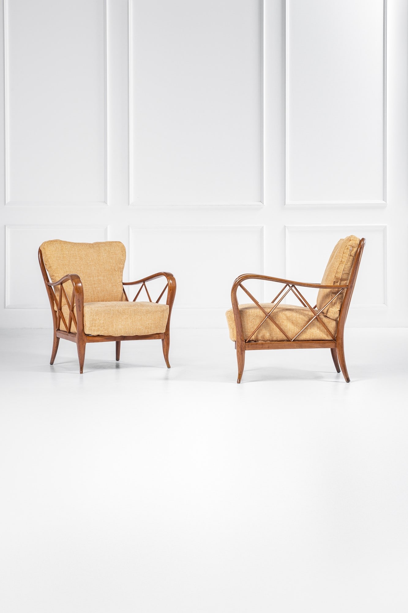 Paolo Buffa (attr.). Due poltrone: Due poltrone Legno massello sagomato, tessuto. 1950 ca. cm 80x70x72