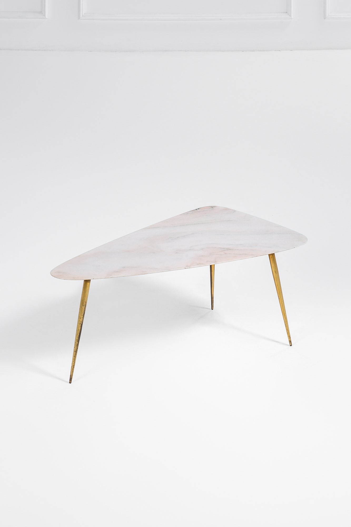 Tavolino a plettro: Tavolino a plettro Ottone lucido, marmo. 1950 ca. cm 44x96x50