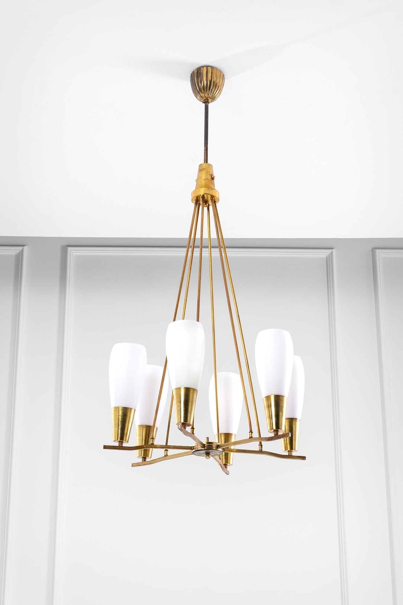 Lampadario a sei luci: Lampadario a sei luci Ottone lucido, vetro opalino satinato. 1950 ca. cm 129x60x60