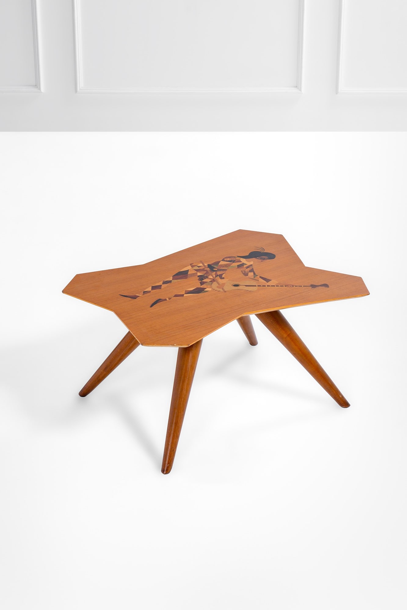 Nino Zoncada (attr.). Tavolino: Tavolino Legno massello tornito, legno impiallacciato, legno intarsiato in varie essenze. 1950 ca. cm 39x62x80
