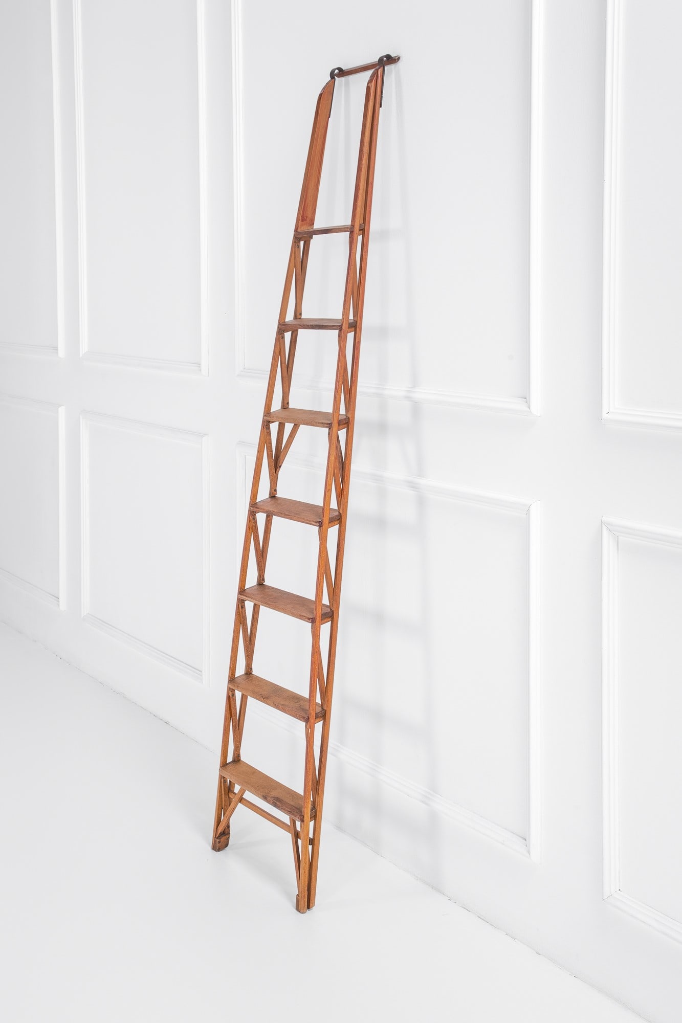 Franco Albini (attr.). Scala da biblioteca: Scala da biblioteca Legno massello, ottone. 1950 ca. cm 220x46x12