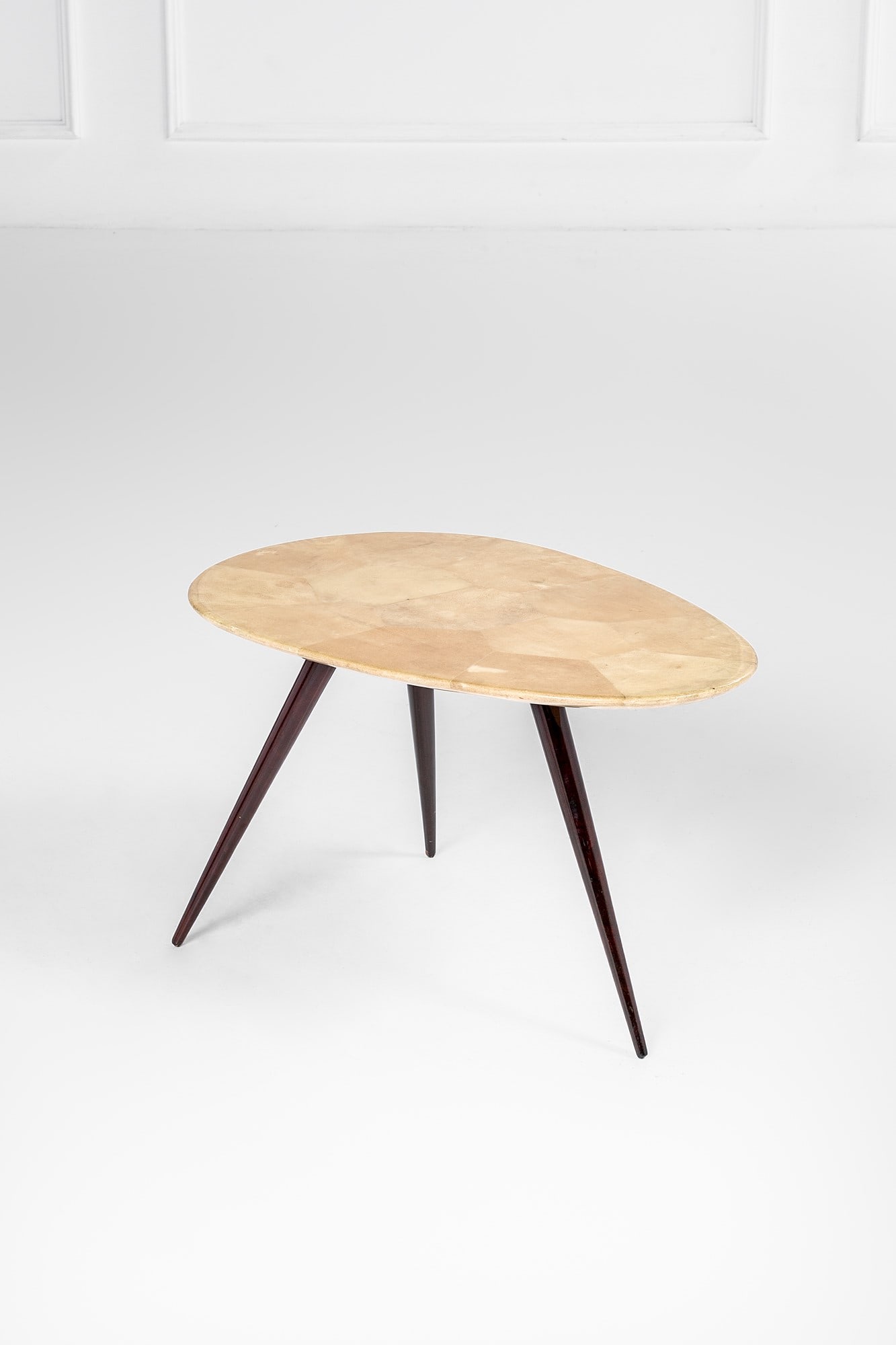 Aldo Tura (attr.). Tavolino a plettro: Tavolino a plettro Pergamena, legno tornito ebanizzato. 1950 ca. cm 43x73x48