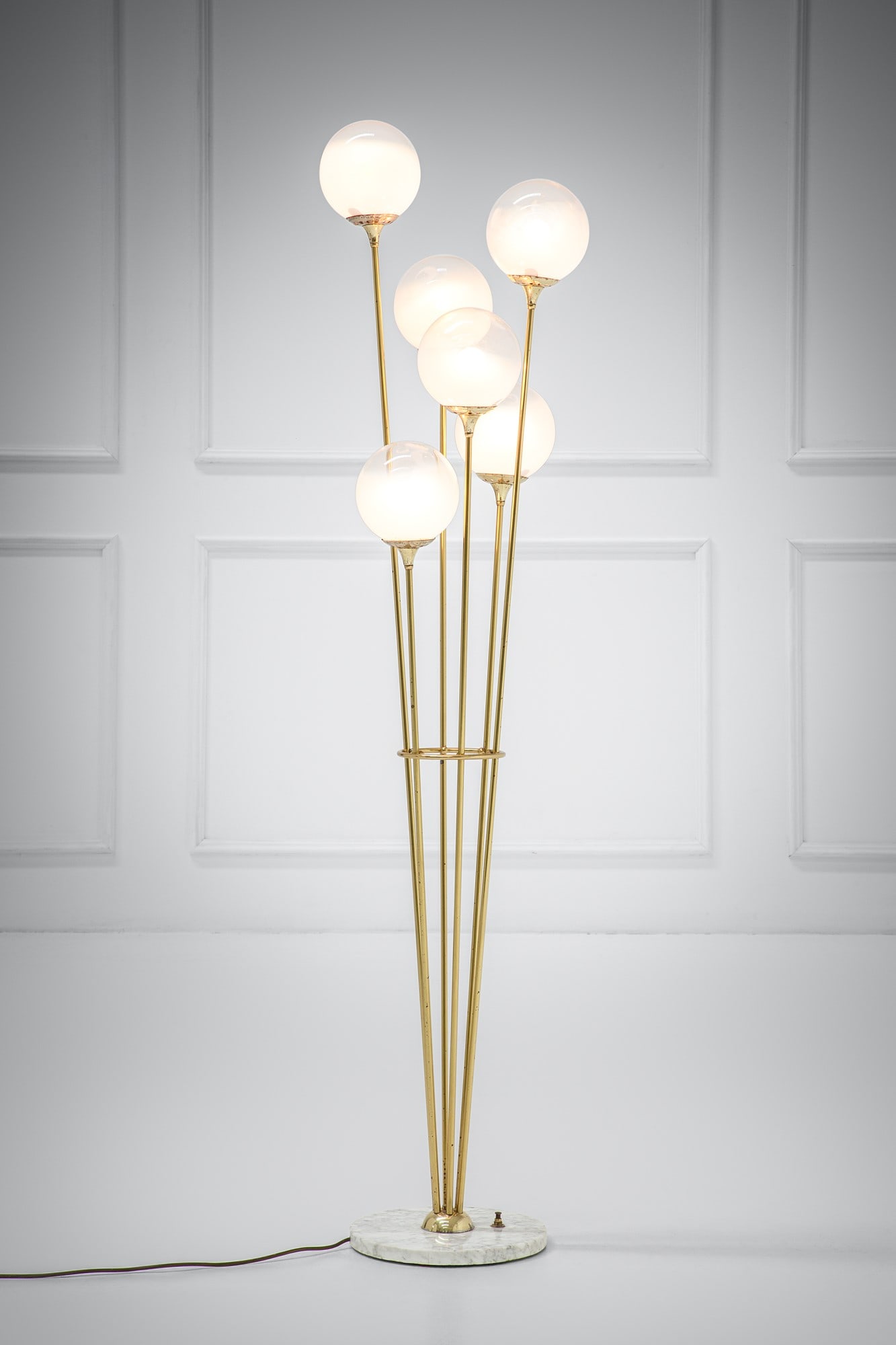Stilnovo (attr.). Lampada da terra mod. Alberello: Lampada da terra mod. Alberello Ottone dorato, vetro opalino, marmo. 1950 ca. cm 170x34x40