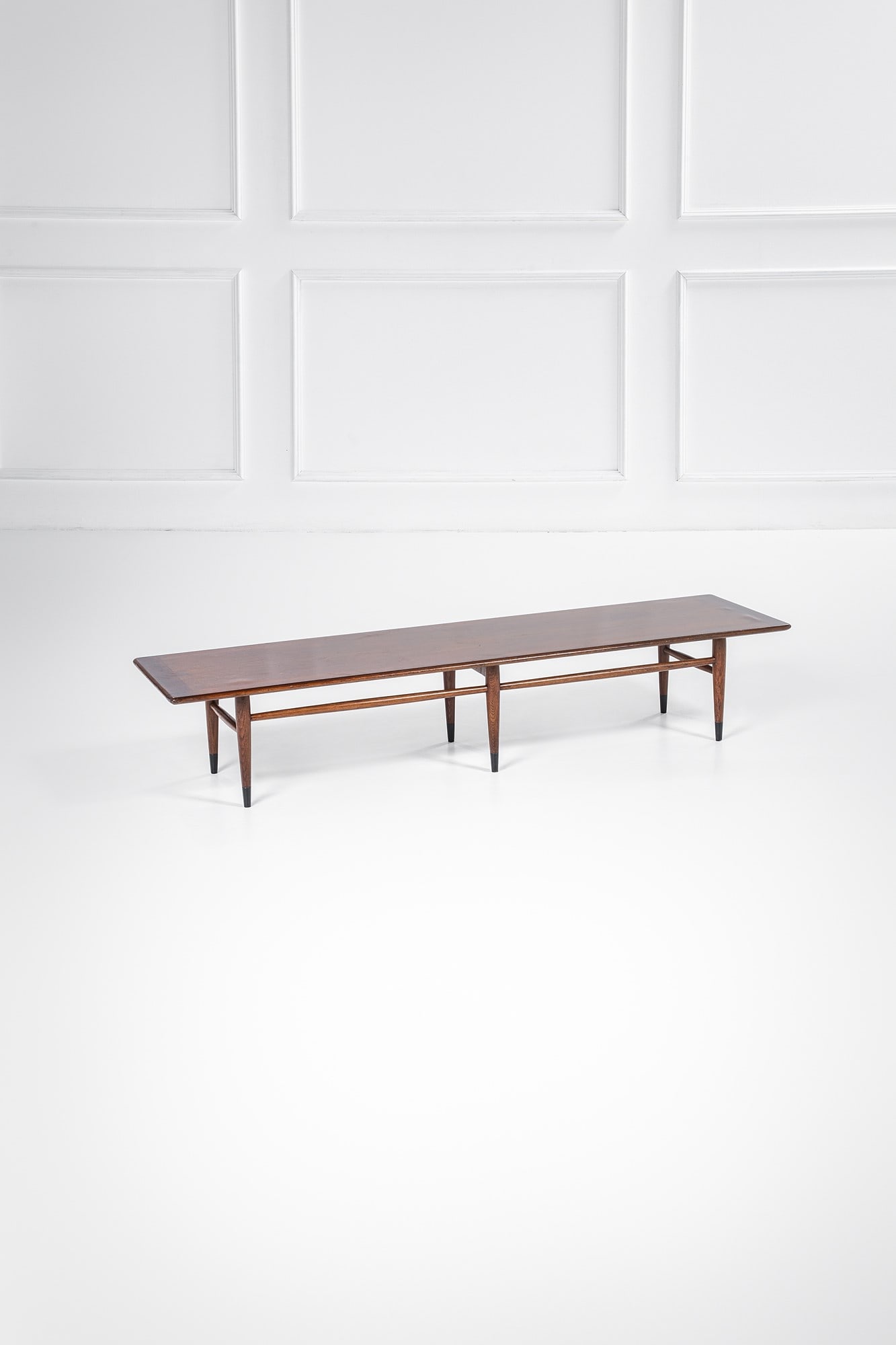 André Bus. Panca della collezione Acclaim: Panca della collezione Acclaim Legno massello tornito, legno impiallacciato, ottone verniciato. Prod. Lane, 1958 ca. cm 34x178x46 Bibliografia: Catalogo di produzione.