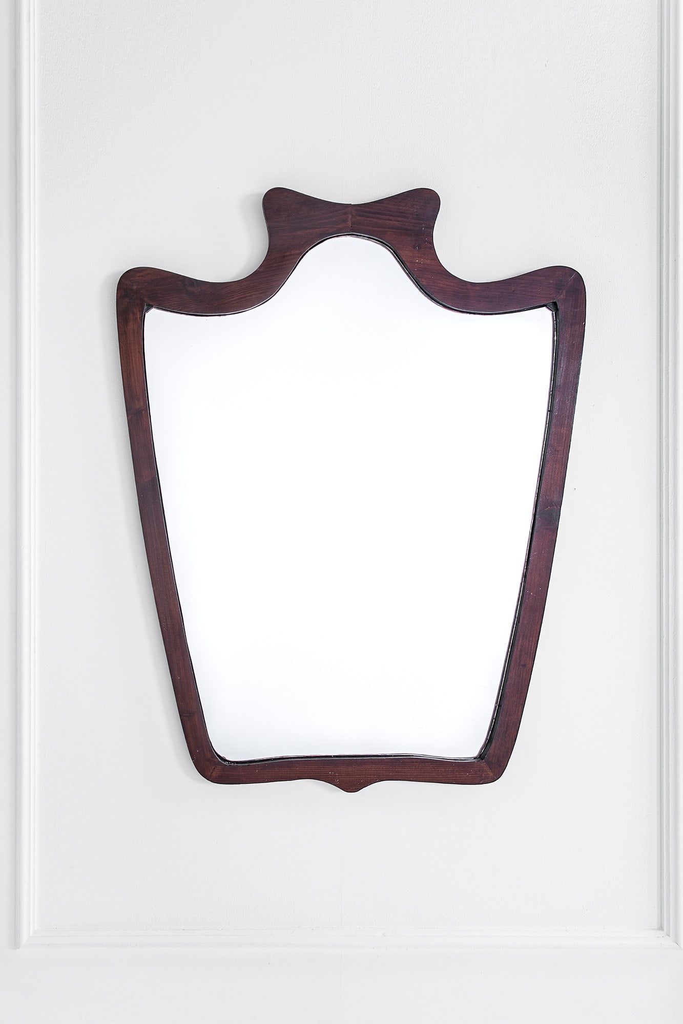 Specchiera: Specchiera Legno tinto, vetro specchiato. 1950 ca. cm 125x98x3