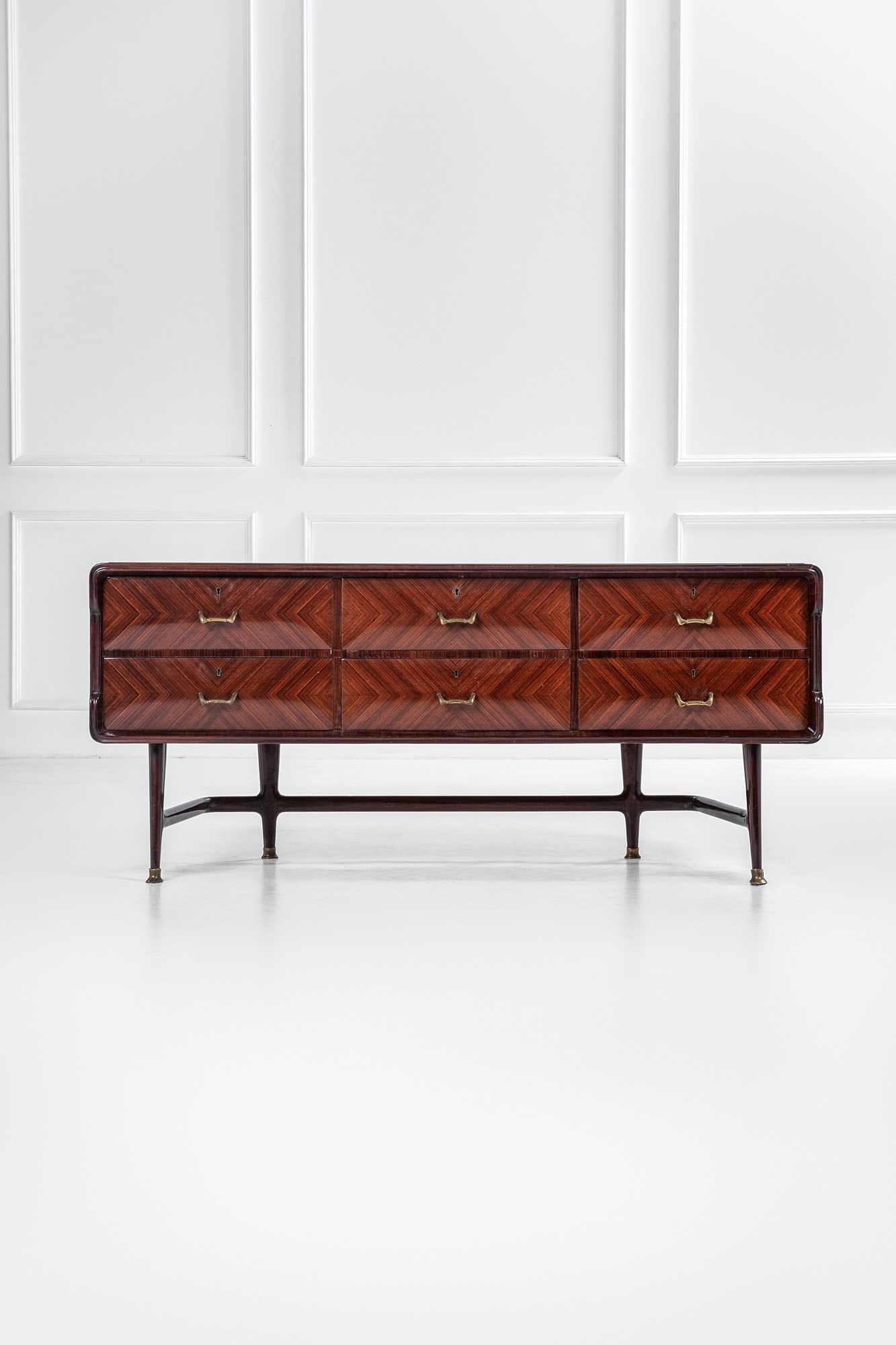 Carlo De Carli, nel gusto di. Cabinet a sei cassetti: Cabinet a sei cassetti Legno impiallacciato, legno massello sagomato e tinto, ottone, vetro specchiato. 1950 ca. cm 79x180x54