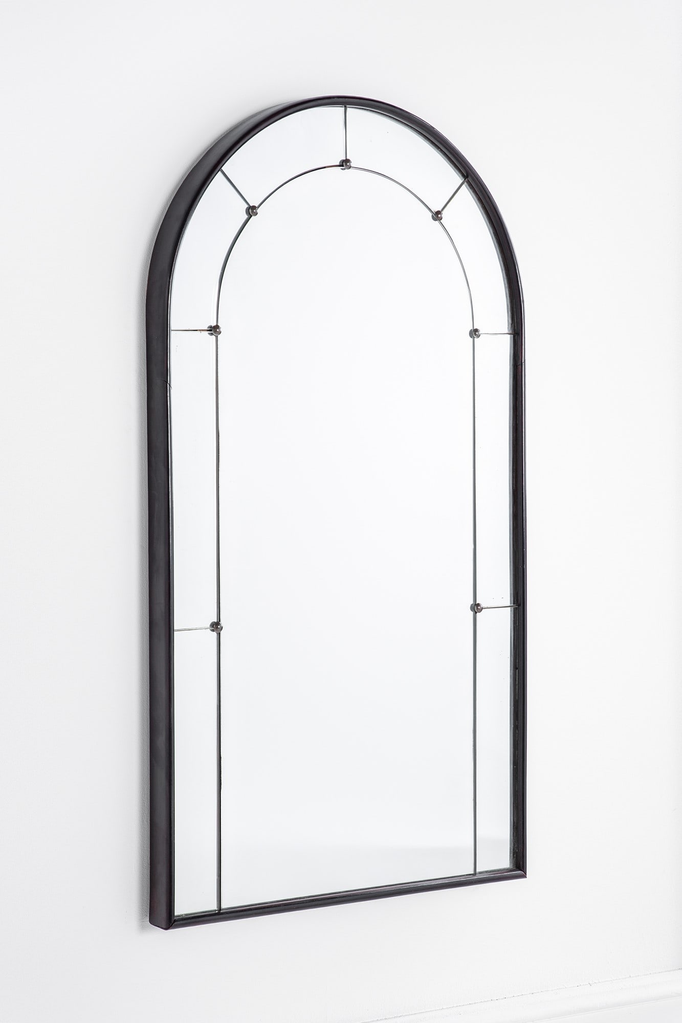 Specchiera ad arco: Specchiera ad arco Legno massello tinto, vetro specchiato, ottone. 1940 ca. cm 107x60x6