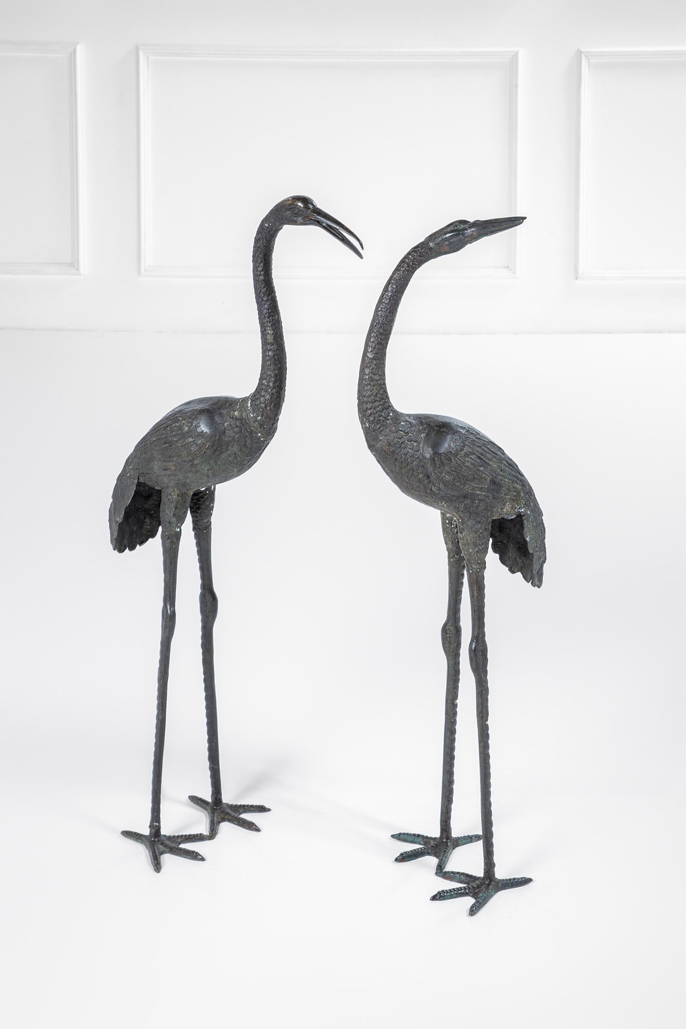 Due sculture raffiguranti gru: Due sculture raffiguranti gru Fusione di metallo. 1940 ca. cm 104x25x47, cm 102x25x32