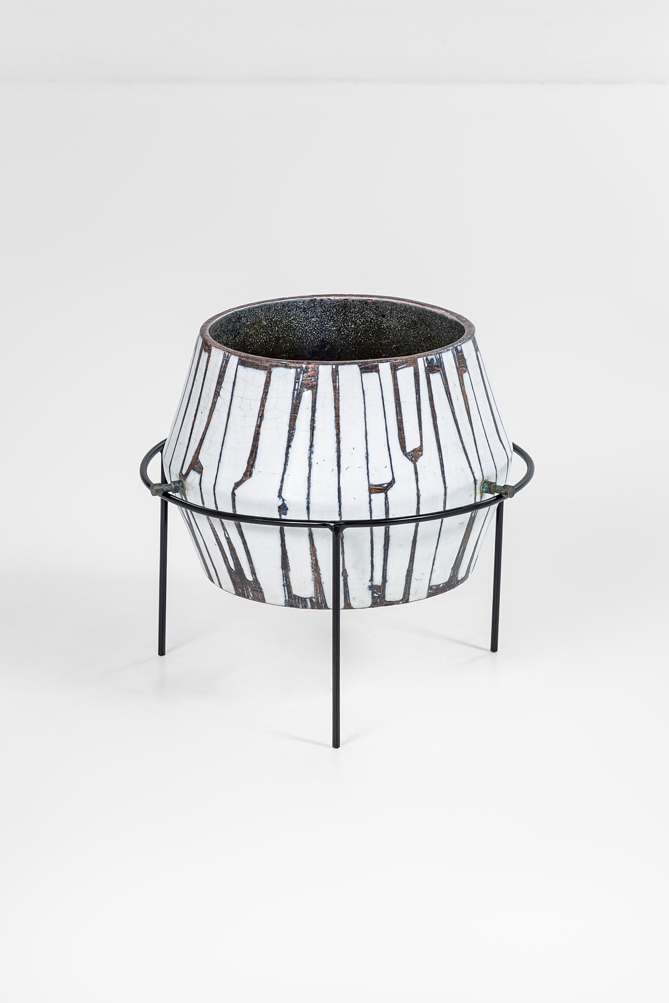 Victor Cerrato. Portavaso: Portavaso Ceramica smaltata, ottone, metallo verniciato. Prod. Atelier Cerrato, 1970 ca. h cm 44 , diam. cm 43