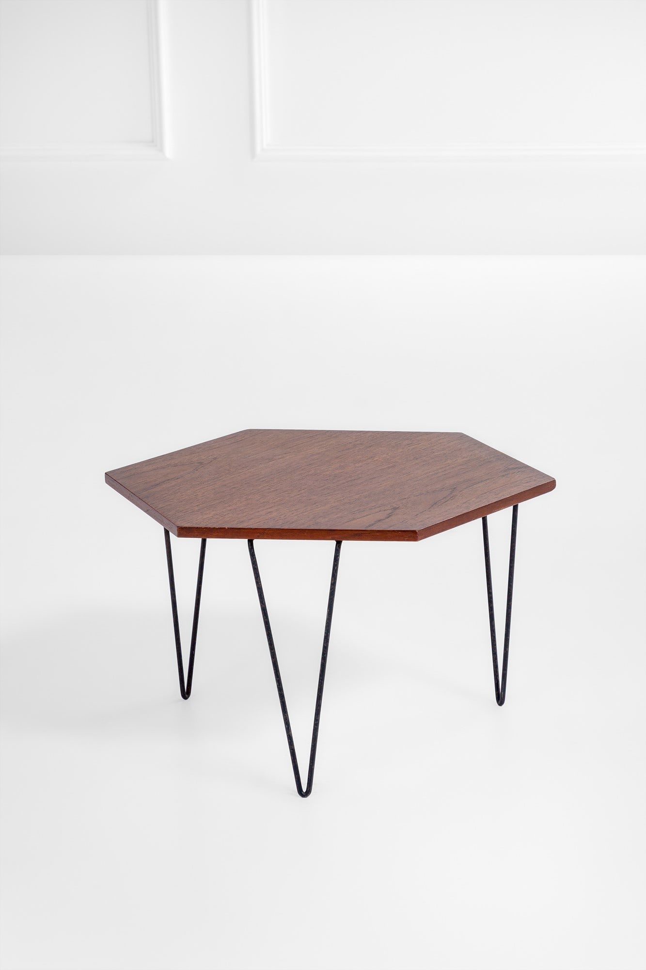 Gio Ponti. Tavolino: Tavolino Legno impiallacciato, tondino metallico verniciato. Prod. I.S.A., 1950 ca. cm 34x57x50 Bibliografia: Galerie Regard, Gio Ponti in Paris. Arredi di design 1930-1970, 2012, p. 56.