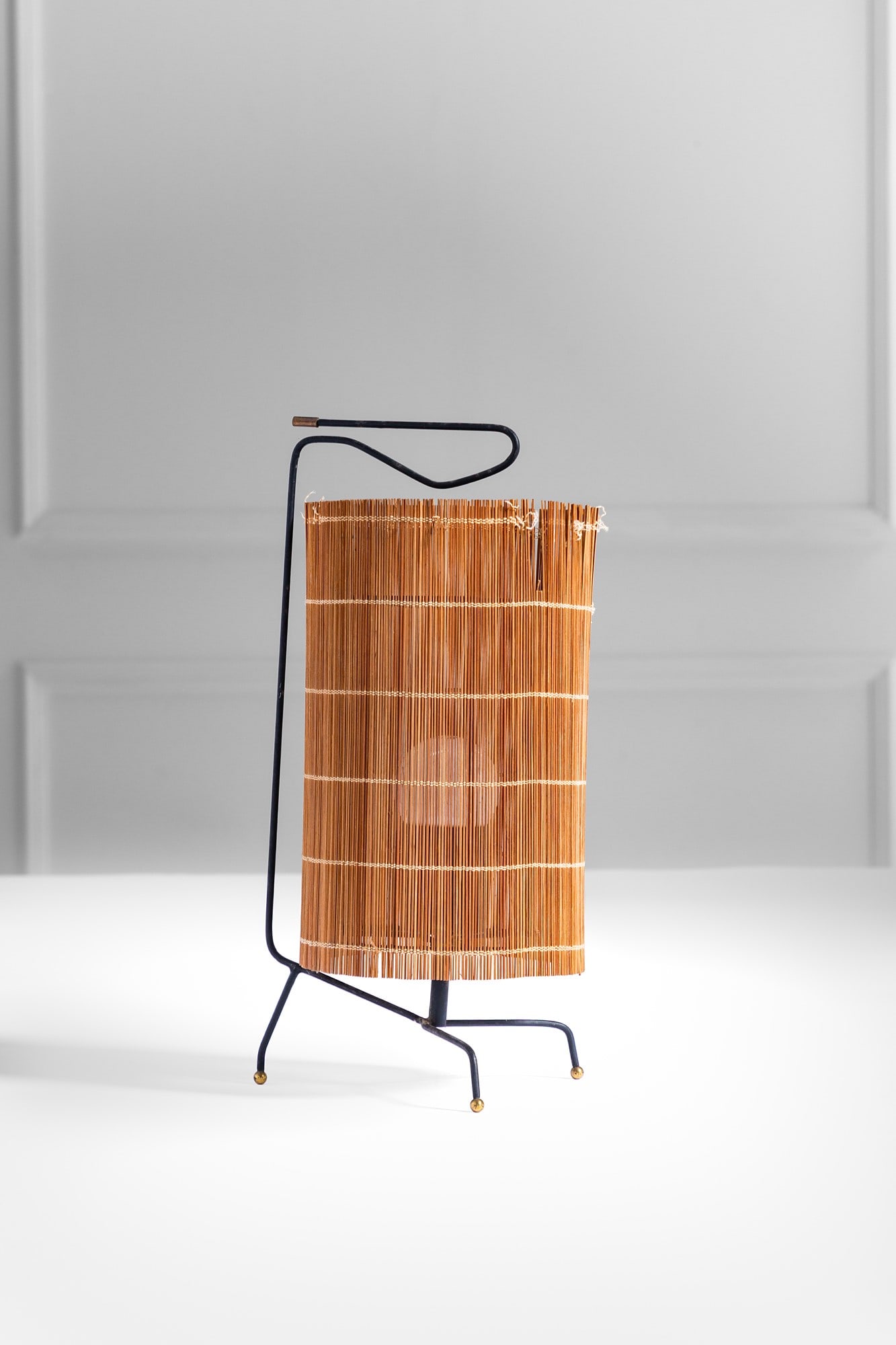 Luigi Scremin. Lampada da tavolo: Lampada da tavolo Tondino metallico verniciato, ottone, legno naturale, corda. 1950 ca. Provenienza: Atelier Scremin. h cm 39, diam. cm 20
