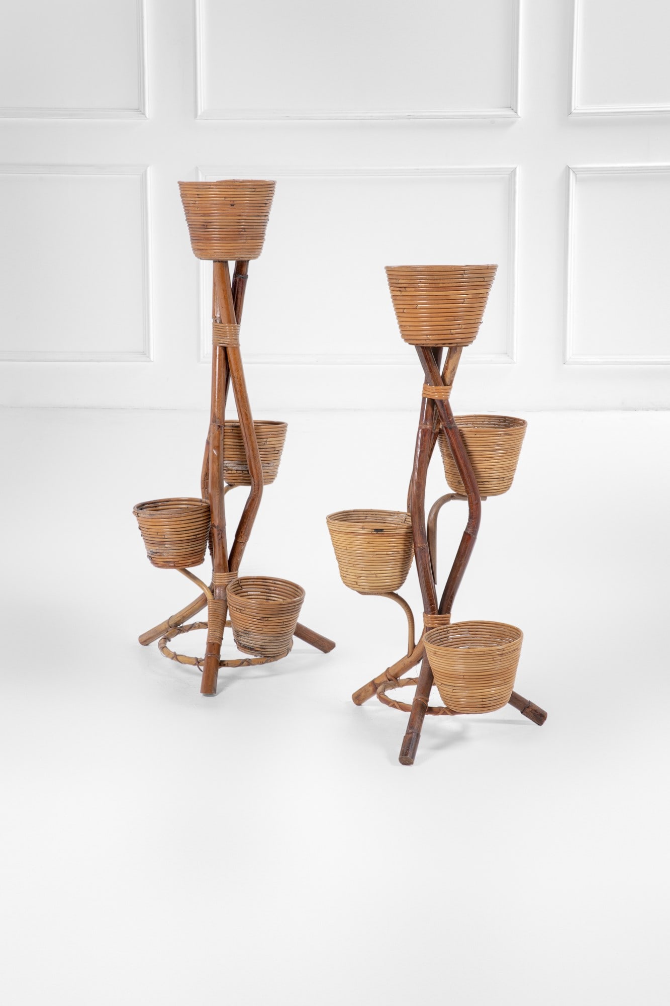Due portavasi da terra: Due portavasi da terra Bamboo, canna d'India, midollino. 1960 ca. cm 101x45x50, cm 118x45x50