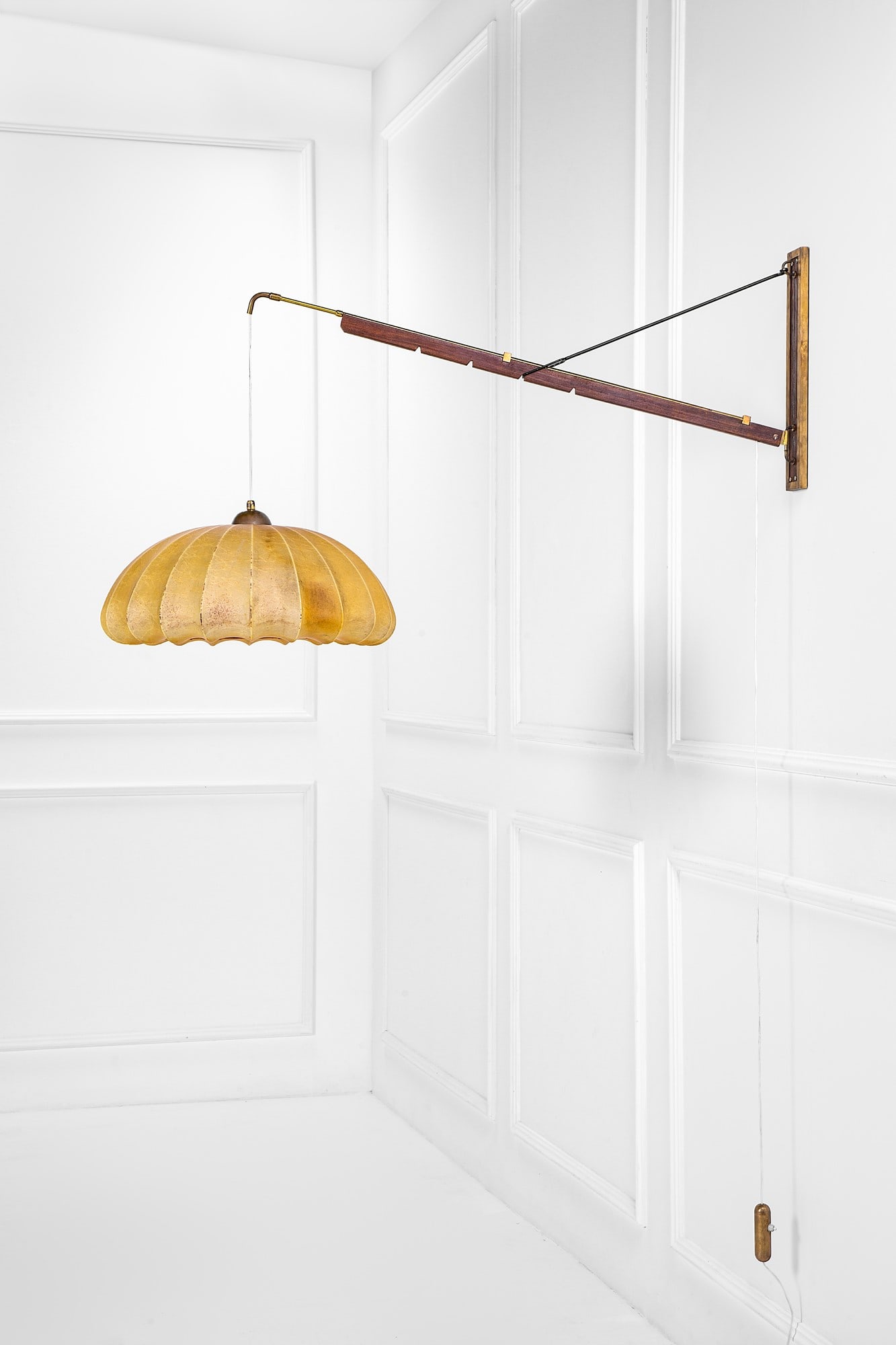 Lampada da parete inclinabile con contrappeso: Lampada da parete inclinabile con contrappeso Ottone lucido, ottone verniciato, legno massello, cocoon. 1950 ca. lung. braccio cm 104, diam. diffusore cm 54