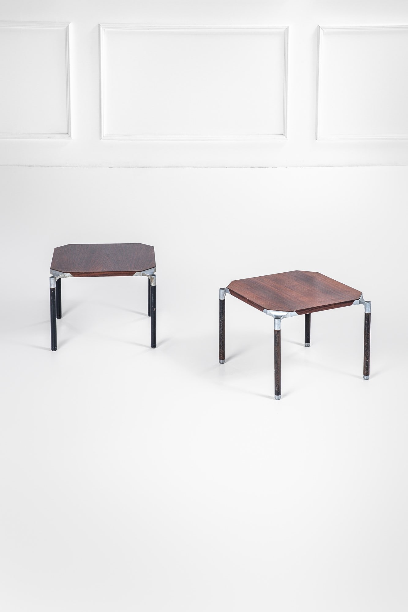 M.I.M.. Due tavolini: Due tavolini Legno impiallacciato, alluminio pressofuso, metallo verniciato. Prod. M.I.M, 1960 ca. Etichetta del produttore. cm 35x45x45