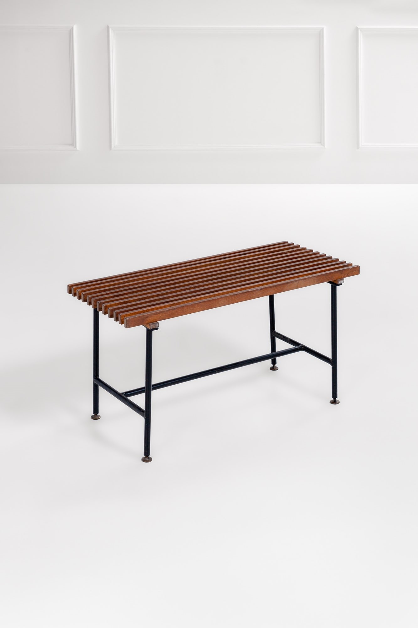Panca: Panca Metallo verniciato, ottone, listelli di legno massello. 1950 ca. cm 43x85x38