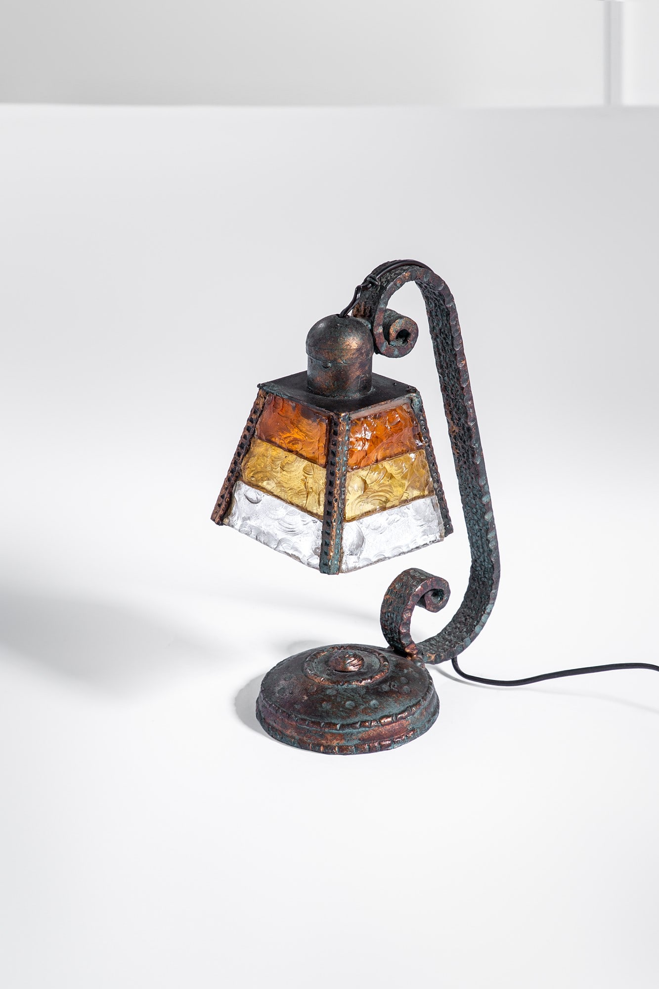 Lampada da tavolo brutalista: Lampada da tavolo brutalista Ferro forgiato e martellato, vetro trasparente e colorato lavorato a spacco. 1970 ca. cm 33x13x22