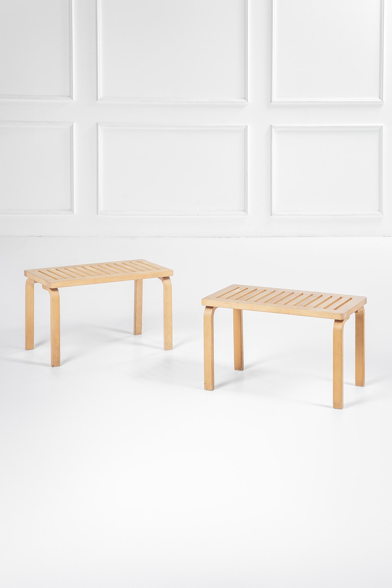 Alvar Aalto. Due panche mod. 153 B: Due panche mod. 153 B Legno multistrato curvato, legno impiallacciato. Prod. Artek, 1960 ca. cm 44x72x40