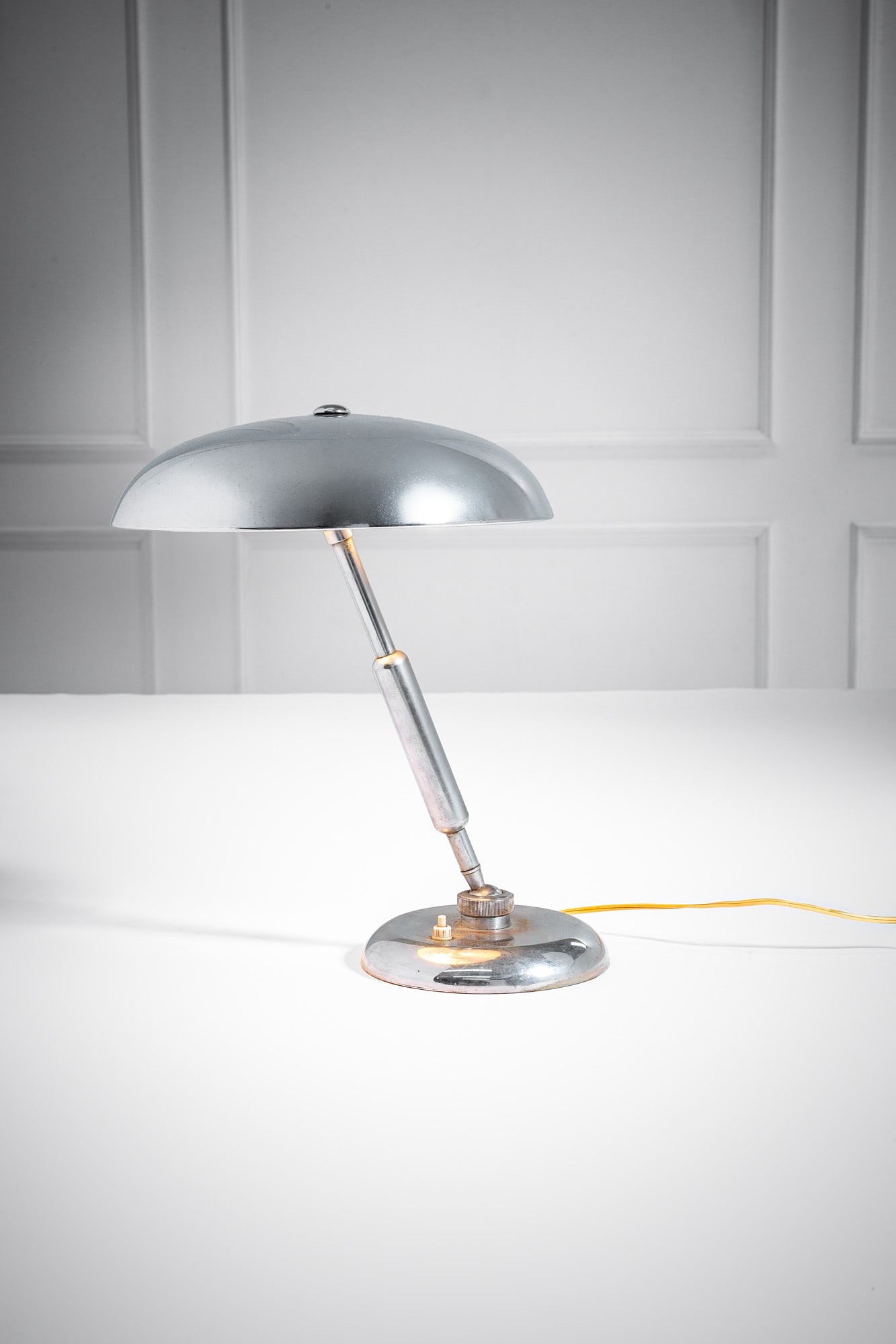 Lampada da tavolo snodabile: Lampada da tavolo snodabile Ottone nichelato. 1950 ca. h cm 41 ,diam. cm 30