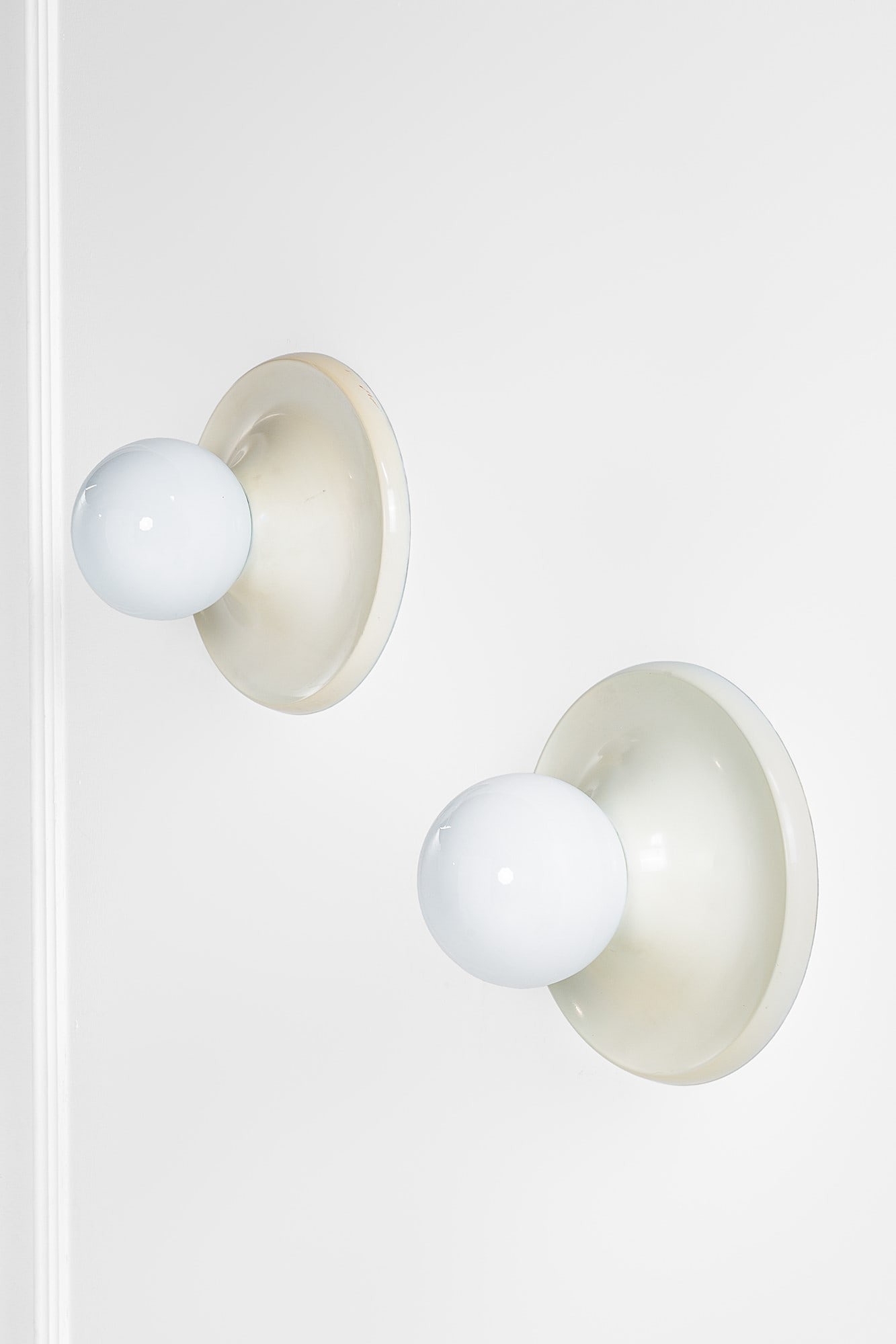 Achille e Pier Giacomo Castiglioni. Due lampade da parete o da soffitto mod. Light Ball (1 of 2)