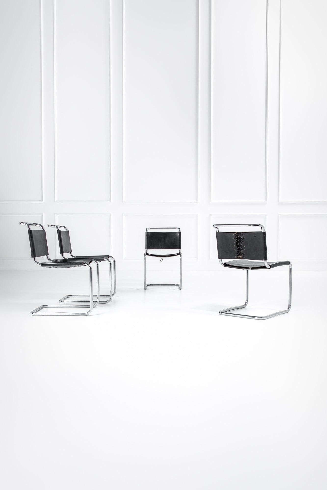 Marcel Breuer. Quattro sedie mod. B33: Quattro sedie mod. B33 Tubolare di acciao, pelle. Prod. Gavina, 1970 ca. Etichetta del produttore. cm 78x46x63